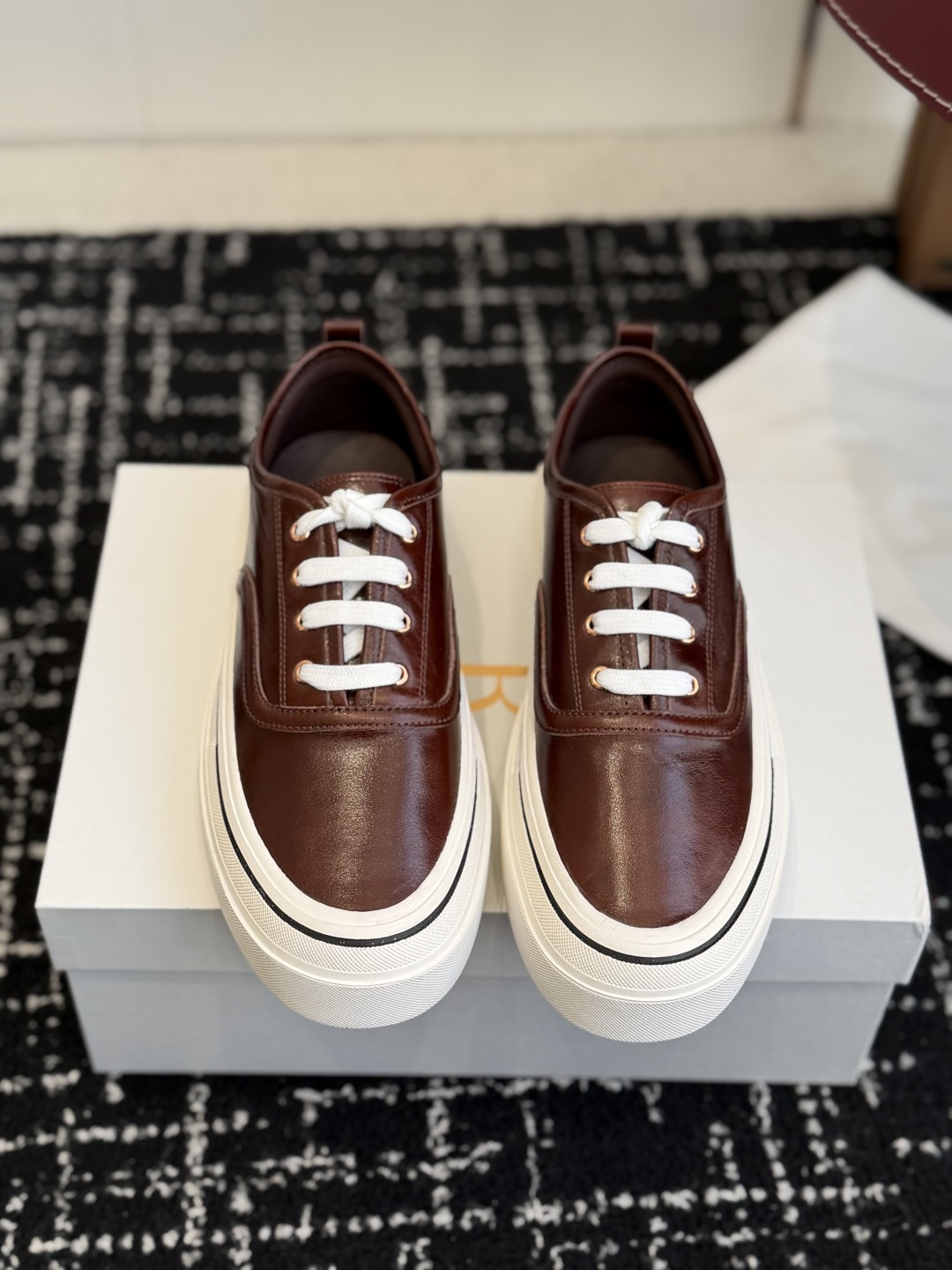 NO:706920,Dongguan purchasing agent The Row minimalist wrinkled patent leather low-top lace-up casual shoes. The color matching is really nice!  It is still the original channel that we are familiar with. Therow brand has always been a word-of-mouth model in our family. You can’t go wrong if you buy it with your eyes closed!  It is also a must-have item for us every year. It is extremely popular every year because the comfort is so high!  You can go shopping or walk for 10 hours without getting tired at all, so that your feet can be fully relaxed at any time. The shoe shape of this shoe has reached the most comfortable state after many bottom trial fittings. If you wear shoes that tend to wear your feet, or you pursue comfort and like the feeling of no restraint on your feet, then this shoe is definitely your 'natal shoe'!  The fabric is imported wrinkled patent cowhide and the lining is sheepskin, which is soft and delicate. The texture and touch are irresistible!  The molded rubber outsole can also make the shoes lighter and more comfortable. The lightness is also a highlight of this shoe!  Five stars for foot comfort!  Whether you are shopping or walking around, it can make your feet feel relaxed and at ease like never before. The minimalist style can be paired with floor-length jeans or casual pants on weekdays, and it can bring an American lazy atmosphere. It can be worn with any piece of clothing when you go out, it is very versatile!  Moreover, it can also make your legs look slimmer. Wearing it, you will be the most beautiful fairy!  Size35-40 (40 orders are not returnable), casual shoes/sports shoes, sneakers, jeans, cowhide, sheepskin19860909东莞代购级 The Row 极简主义皱漆皮低帮系带休闲鞋 配色实在太nice了！依旧是我们熟悉的原渠道,Therow这个品牌一直是我们家的口碑款,闭眼入都不会出错！它也是我们每年必跟的单品,每年都火爆异常,因为舒适性真的太高了！逛街、徒步10小时都纹丝不累,让你的双脚在任何时候都能得到充分的放松. 这款鞋子的鞋型经过多次底部试穿调试,已经达到了一个最舒服的状态.如果你穿鞋子容易磨脚,或者追求舒适、喜欢上脚没有束缚感的感觉,那么这款鞋子绝对是你的“本命鞋”！ 面料进口皱漆牛皮,内里垫脚羊皮,柔软细腻.质感和触感都让人无法挑剔！模具橡胶大底,还能够让鞋子更加轻便、舒适. 轻便度也是这款鞋子的一大亮点！上脚舒适感五颗星！无论是逛街还是暴走,它都能让你的双脚感受到前所未有的轻松和自在.极简的款式平日里搭配拖地牛仔裤或休闲裤,都能自带美式慵懒氛围.出门随便拽一件衣服都能搭,非常百搭！而且,它还能让你的腿部显得更加纤细,穿上它,你就是那个最靓的仙女！ Size35-40（40订做不退换）,休闲鞋/运动鞋,sneakers,jeans,cowhide,sheepskin,Women's Shoes