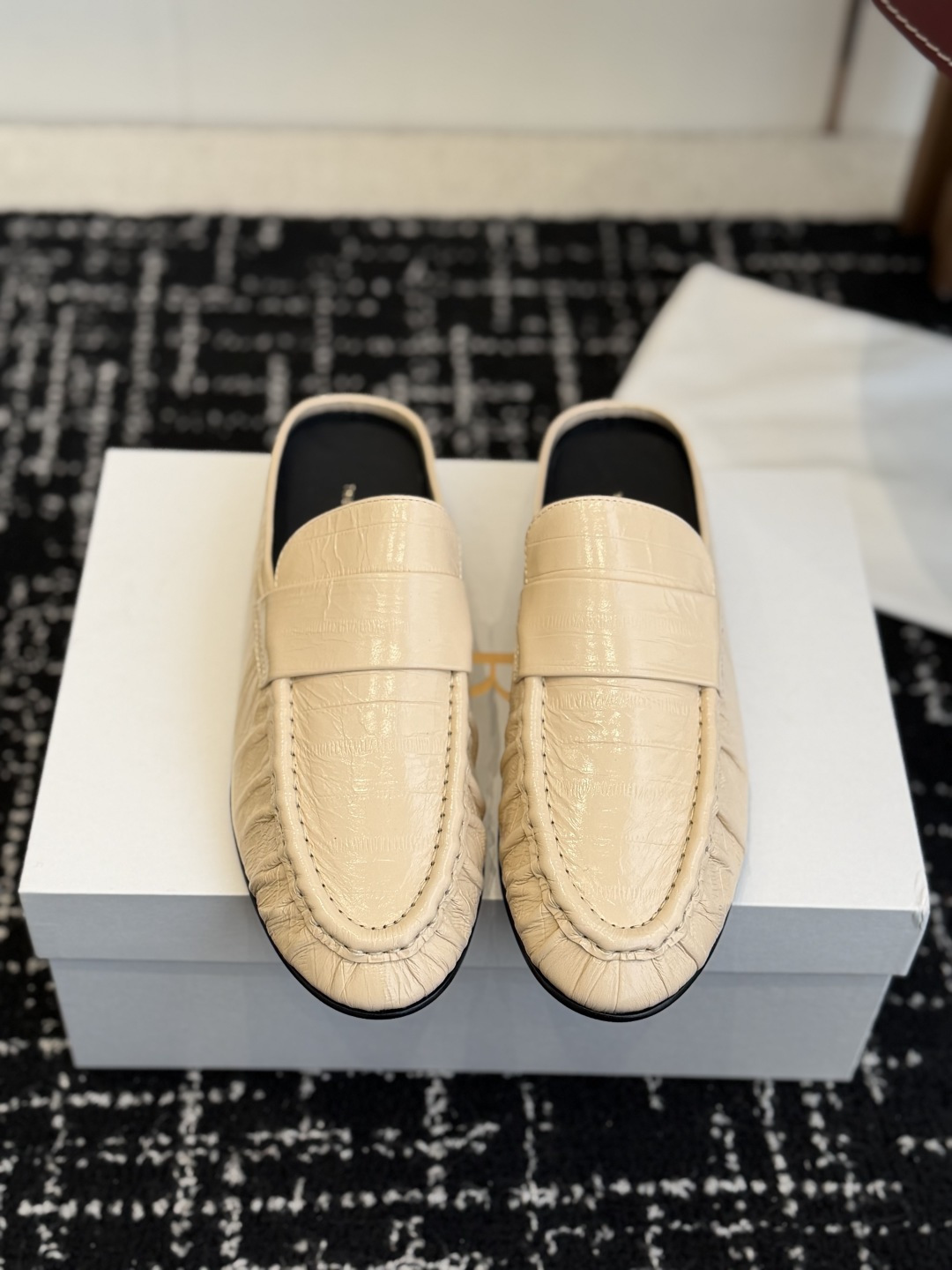 NO:706918,Dongguan purchasing agent The Row pleated Loaf half-pants. This is a brand that uses the best materials to create a minimalist style. The very careful craftsmanship has gained a large number of fans. It is light, comfortable, not heavy, soft and comfortable!  Classic loafers for commuting ~ The seemingly simple craftsmanship is not simple at all. The uppers are hand-sewn with pleats, full and three-dimensional, not too much, not too little, just right, and very comfortable. The natural texture of the whole pair of shoes is natural and three-dimensional, round and loose, and the key is very light. It is a pleasure to put on the feet. It looks good with any clothes!  The wrinkle production process of the toe box makes the whole pair of shoes full of visual effects. The sheepskin material has a flexible and delicate texture, and the foot feels very comfortable. The overall design is smart, delicate and comfortable. The style is versatile. It can be easily matched with trousers, jeans and dresses. It is full of literary style. The 2.5cm heel is comfortable and easy to walk. It can be worn all year round... The upper is custom-made with imported cowhide embossing. The lining is imported full-grain mixed sheepskin. The sole is imported Italian genuine leather outsole + forefoot TPU injection  Size35-40 (40 orders are not returnable), semi-trailers, loafers, skirts, jeans, cowhide, sheepskin, Leather soles19860909东莞代购级 The Row 褶皱纹乐福半拖 这是一个用最好的材质来制作极简风的品牌,非常用心的工艺收获了一大波粉丝,轻盈自在不厚重,柔软舒适！ 经典通勤的乐福鞋～看似简约工艺确一点也不简单,鞋面手工缝制褶皱,饱满立体,不多不少刚刚好,视觉及其舒服,整双鞋子天然生成的纹理自然而又立体,圆润宽松,关键很轻,上脚是享受,搭配任何衣服都好看！ 鞋头褶皱制作工艺让整双鞋视觉效果拉满,羊皮材质质感柔韧细腻,脚感非常舒适,整体设计干练秀气又舒适款式百搭,西裤牛仔裤连衣裙轻松搭配,文艺范十足,2.5cm鞋跟舒适好走,一年四季都可以穿的款… 鞋面定制进口牛皮压纹 内里进口全粒混种羊皮 鞋底进口意大利真皮大底+前掌tpu射出 Size35-40（40订做不退换）,半拖,loafers,skirts,jeans,cowhide,sheepskin,Leather soles,Women's Shoes