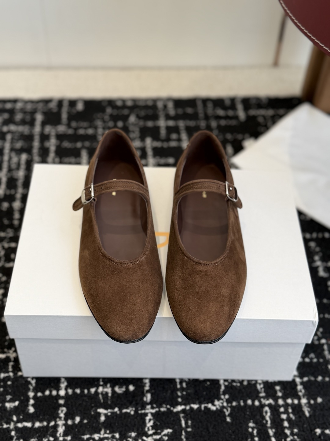 NO:707033,Purchasing agent of the row Mary Jane shoes, an extremely low-key and very high-end brand that never needs to use exaggerated logos to show itself, only the simplest lines and the most advanced materials to tell everyone about my uniqueness. It always has the magic power to give women an independent and confident temperament. This is the row. Today I give you a pair of their most amazing Mary Janes. Please close your eyes and buy them. They are on sale in two colors. I fell in love with these shoes at the first sight. It has a retro flavor and looks good with any combination!  All the major internet celebrity bloggers are wearing it. The whole shoe is very soft and easy to wear without rubbing your feet. It is simple and versatile~  Continuing the consistent minimalist style, the entire shoe is made of leather inside and outside, making the shoe body extremely light and close to the skin. The whole pair of shoes looks simple but the craftsmanship is difficult. It is made of all-leather craftsmanship and is made by master craftsmen. It is made of super waste materials. It is comfortable and soft to wear on the bare feet and is close to the skin. Don't worry about the foot feel at all. It is necessary to wear it well. It has an on-foot experience without wearing it. It is a style that you don't want to take off when you put it on. If you have high requirements for foot feel, you can close your eyes and enter it!  Italian pure original open-edge beaded cowhide leather upper is very textured, imported goatskin is super delicate, real Italian leather sole has clear pores, injection molded Tpu heel is wear-resistant and wear-resistant Size35-40 (40 customized, non-returnable), single shoes, mary jane, cowhide, sheepskin19860909代购级 the row玛丽珍单鞋, 一个极其低调且又非常高级的品牌 从来不需要用浮夸的logo来彰显自己,只有最简约的线条和最高级的材质 来告诉大家 我的独特之处,永远都有种赋予女性独立而自信气质的魔力,这就是the row,今天给你们一双他们最绝的玛丽珍,请闭眼入手,两色开卖 第一眼看到这个鞋子就爱上了,带点复古味随意搭配都好看！各大网红博主都在穿它,整个鞋子非常柔软,好穿不磨脚.简约百搭款～ 延续了一贯极简风格,里外全皮使得鞋身极其轻便贴肤,整双鞋子看似简单其实工艺很难,采用全皮手工工艺,老师傅制作,超级废料,上脚裸穿舒适柔软亲肤,脚感方面完全不可担心,好穿是必须的,穿若无穿的上脚体验,穿上就不想脱的款,对脚感要求高的闭眼入 它！ 意大利纯原开边珠牛皮鞋面非常质感,进口山羊皮超级细腻,真正意大利皮底毛孔清晰,注塑Tpu后跟耐磨耐穿 Size35-40（40订做不退换）,单鞋,mary jane,cowhide,sheepskin,Women's Shoes