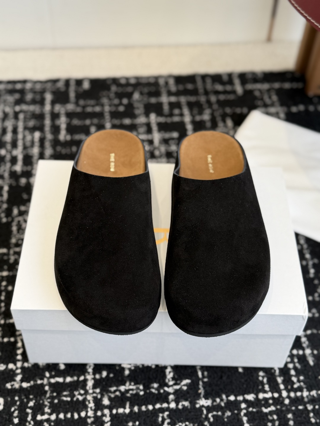 NO:707030,Dongguan purchasing agent The Row's new Muller Birkenstock thick-soled slippers are very simple without too many decorations, but have a bit of retro flavor, are cute and cute, and look good with any combination!  Consistently minimalist style, without any logo embellishment, the whole pair of shoes looks simple but the craftsmanship is difficult. It is made with a full genuine leather last, made by a master, and the production capacity is not much in a day. It is super waste. It is comfortable and soft to wear on the bare feet, and you don’t have to worry about the foot feel. Good wear is a must. It has an on-foot experience without wearing it. It is a style that you don’t want to take off when you put it on. If you have high requirements for foot feel, close your eyes and buy it. Simple and versatile~ The fabric is imported calf suede, with a delicate and soft feel.  The inner lining is imported calf suede, the midsole, the foot mattress and the feet are all made of imported calf suede. The outsole is original molded rubber outsole, non-slip and wear-resistant. Size 35-40 (custom-made in 40 units, non-refundable), half drag, slippers19860909东莞代购级 The Row 新款穆勒勃肯厚底拖鞋 没有过多的装饰很简单,但带有点复古味呆萌可爱随意搭配都好看！一贯极简风格,没有任何logo点缀, 整双鞋子看似简单其实工艺很难,采用全真皮套楦制作工艺,出自老师傅制作,一天下来产能不多超级废料,上脚裸穿舒适柔软亲肤,脚感方面完全不可担心,好穿是必须的,穿若无穿的上脚体验,穿上就不想脱的款,对脚感要求高的闭眼入它 简约百搭款~ 面料进口小牛反绒,手感细腻柔软 内里进口小牛反绒 中底脚床垫脚都采用进口小牛反绒 大底原版开模橡胶大底防滑耐磨 Size35-40（40订做不退换）,半拖,slippers,Women's Shoes