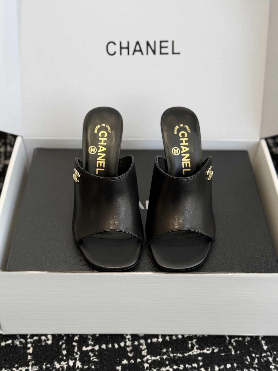 NO:707302,Purchasing agent grade Diamond Surface 310 (Official website sync box packaging) Chane*26ss spring and summer new high-heeled Mule slippers are all open-toe high-heeled Mule slippers without heel style, easy to put on and take off with one foot; the heel is a stiletto design, which enhances the leg line while retaining the casual feel of Mule slippers, suitable for daily and light social scenes.  The insole of the shoe is printed with the golden 'CHANEL' brand logo, and the body of the shoe is embellished with the classic double-C metal buckle to enhance brand recognition; the details of different material models have different emphases, the diamond-faced model has a strong luster, while the mesh model adds a soft and delicate feel. Upper cashmere/diamond lining Sheepskin 19860909代购级 钻面310（官网同步盒包装） Chane*26ss春夏新款高跟穆勒拖鞋 均为露趾高跟穆勒拖无后跟款式,一脚蹬穿脱便捷；鞋跟为细高跟设计,提升腿部线条的同时保留了穆勒拖的休闲感,适配日常与轻社交场景. 鞋内底印有金色“CHANEL”品牌标识,鞋身点缀经典的双C金属扣,强化品牌辨识度；不同材质款的细节装饰各有侧重,钻面款光泽感强,网纱款则增添柔美精致感. 鞋面羊绒/钻石 内里羊皮 大底真皮大底 size35-41码（40、41码定制不退换）,高跟鞋拖鞋,chanel,high heels,slippers,sheepskin,Leather soles,Women's Shoes