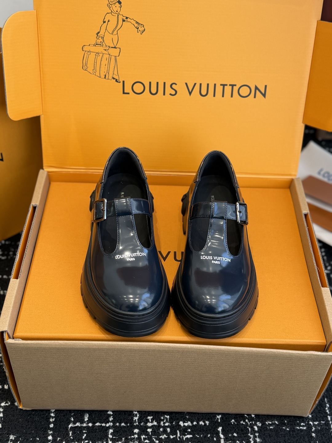 NO:707296,Purchasing-grade Louis Vuitto* new thick-soled presbyopic vintage Mary Jane shoes and loafers. The 5cm thick-soled design can modify the proportions of the legs. The footbed has built-in cushioning insole, which has good shock absorption effect when walking. The strap is an adjustable metal pin buckle to adapt to different foot types. The edge of the shoe mouth is soft-packed to reduce the problem of foot grinding. 'LOUIS' is printed on the tongue and upper of the shoe.  VUITTON' brand logo, the hardware has an old metal texture, and the canvas and leather stitching of the presbyopia style is exquisite, reflecting the level of luxury craftsmanship. The upper is made of beaded cowhide, the lining is cowhide, the sole is IP foam outsole, and the height is increased by 5cm.19860909代购级 Louis Vuitto* 新款厚底老花复古玛丽珍单鞋·乐福鞋 5cm厚底设计可修饰腿部比例,鞋床内置缓冲鞋垫,行走时减震效果好；束带为可调节金属针扣,适配不同脚型,鞋口边缘做软包处理,减少磨脚问题. 鞋舌与鞋帮处印“LOUIS VUITTON”品牌标识,五金件为做旧金属质感,老花款的帆布与皮革拼接工艺精细,体现奢品工艺水准. 鞋面开边珠牛皮 内里牛皮 鞋底IP发泡大底 增高5cm Size35-41（40码定制不退换）,乐福鞋,louis vuitton,loafers,mary jane,cowhide,Women's Shoes