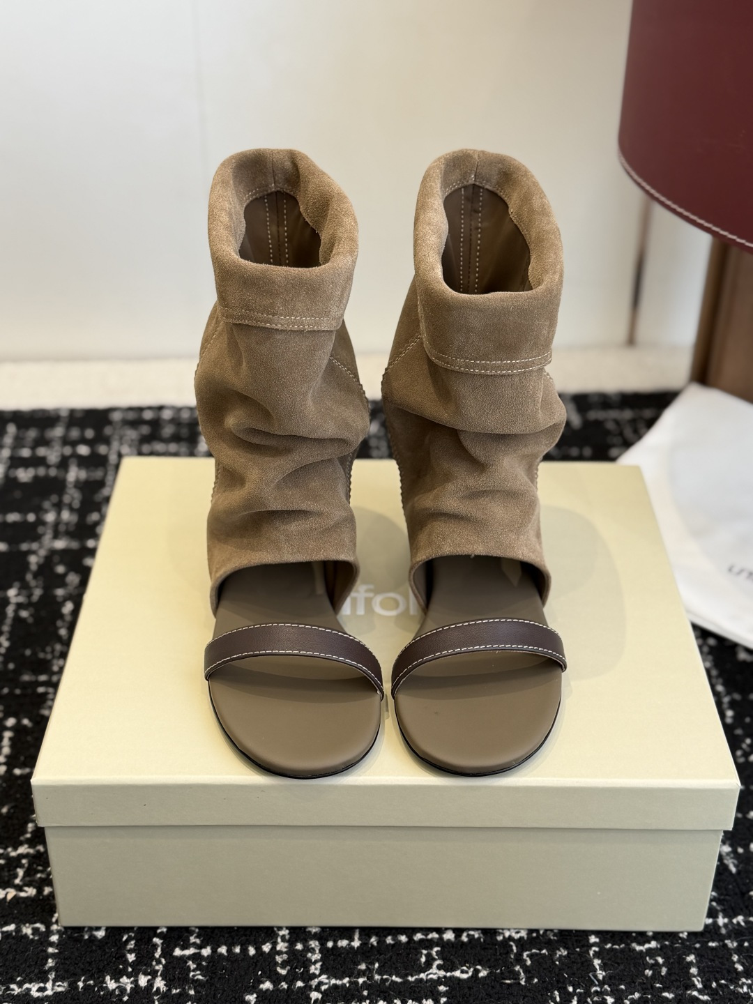 NO:707295,Purchasing agent unfolio 26 spring and summer new style, niche fashionable one-line strap sandals, classic stacking design that transcends time and space, free and uninhibited and urban aesthetics, exquisite, calm and natural embrace, soft matte cowhide is woven to create a relaxed shape  The delicate texture hides a light and luxurious texture, and the natural wrinkles that emerge with gentle rubbing are the retro marks given by time. The one-line belt outlines neat lines, and the stacked boot shafts drape into a casual arc, which just balances the breathability and lightness of the open-toe design, allowing the seasonal breathability and wearing texture to go in both directions. size; 35-41 (40 41 custom-made, non-returnable), boots, boots, cowhide19860909代购级 unfolio 26 春夏新款 小众时髦一字带堆堆凉靴 经典堆叠感设计跨越时空 自由不羁与都市美学的精致从容自然相拥 甄选柔软哑光牛皮织就松弛形态 细腻肌理暗藏轻奢质感,轻揉即现的自然褶皱,是时光赋予的复古印记.一字带勾勒利落线条,堆堆靴筒垂坠出随性弧度,恰好平衡露趾设计的透气轻盈,让季节呼吸感与穿搭质感双向奔赴. size；35-41（40 41订做不退换）,靴子,boots,cowhide,Women's Shoes