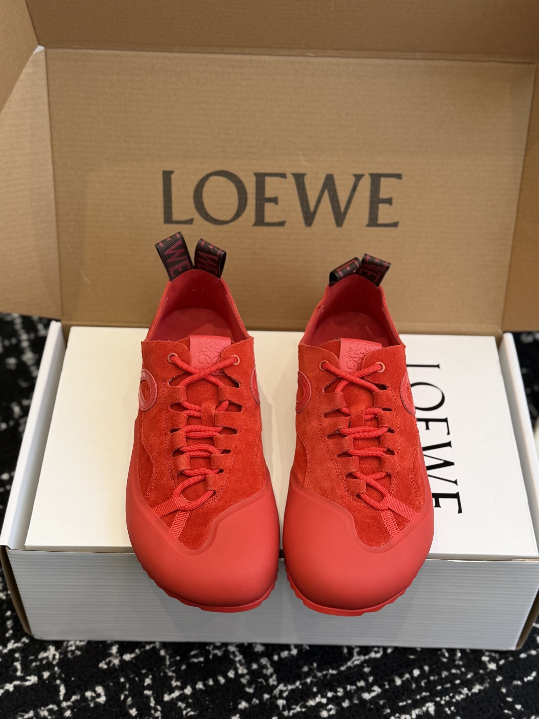NO:707292,Purchasing agent level Loewe's Forrest Gump shoes are super popular this year in early spring of 26. The OEM factory has leaked out. You can make a lot of money if you buy them!  !  !  Top-notch color matching, invincible foot feel, style that only celebrities can have when they go out on the street, coupled with its invincible matching, look through every high-end upper body picture, whether it is paired with Na Ying's suit, Yu Shuxin's jeans, or a black or white dress, the sense of high-end exuding in the bones is enough to make all fashionistas pay for it!  !  !  【Super good looks】lowe!  The logo is paired with the iconic vulcanized sole, which echoes the top materials, and is presented in a variety of seasonal colors. [Invincible Comfort] The imported sheepskin lining is paired with top-grade imported suede, as if every pore is breathing!  With it, it can bring the best care to your feet no matter when and where!  !  !  Casual and fashionable; paired with a little white skirt, it instantly adds a sense of luxury. This pair of Loewe has become the secret weapon of choice for celebrity stylists!  !  Imported suede upper, sheepskin lining, sheepskin insole, vulcanized outsole Size 35-40 (40 customized, non-returnable), casual shoes/sports shoes, loewe, sneakers, skirts, jeans, business suit, sheepskin19860909代购级 26早春Loewe今年超火阿甘鞋 代工厂流出,买到就赚翻！！！ 顶级的配色、无敌的脚感、只有明星出街才有的范儿,加上它无敌的搭配,翻看每一张高级上身图,不管是搭配那英的西装、还是虞书欣的牛仔裤,亦或者一条黑、白色连衣裙,那种骨子里散发的高级感,足以让所有时尚达人们为它买单！！！【超高颜值】lowe！徽标搭配标志性硫化鞋底,与顶级材质遥相呼应,以丰富多样的当季配色呈现【无敌舒适】进口羊皮内里搭配顶级进口反毛皮,仿佛每一个毛孔都会呼吸！有它在,无论何时何地,都可以给你的双脚,带来最顶级呵护！！！ 休闲时髦；配小白裙,高级感瞬间拉满.这双Loewe已成为明星造型师的首选秘密武器！！ 鞋面进口反毛皮 内里羊皮 鞋垫羊皮 硫化大底 Size35-40（40订做不退换）,休闲鞋/运动鞋,loewe,sneakers,skirts,jeans,business suit,sheepskin,Women's Shoes