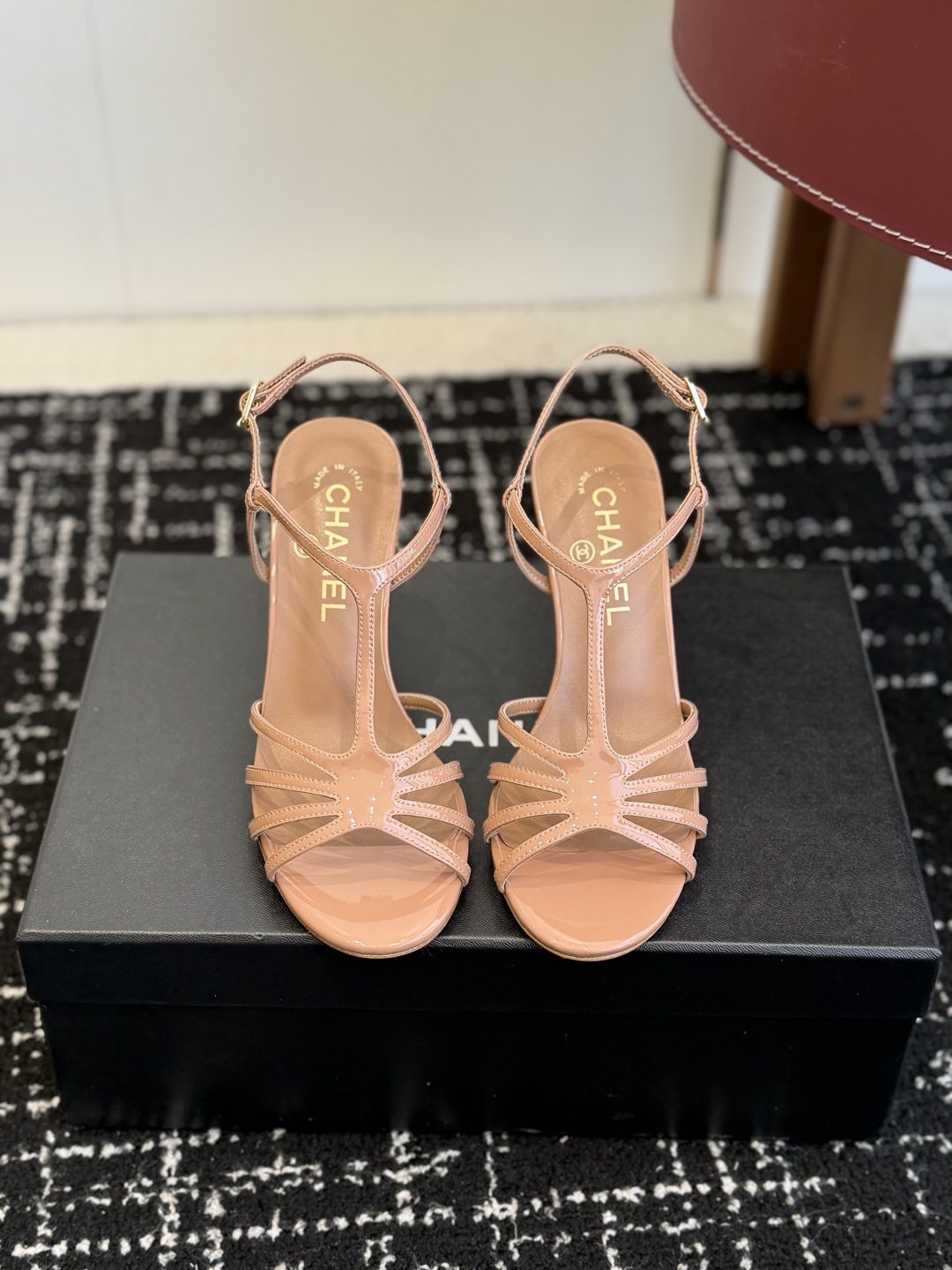 NO:707313,Purchasing agent Chanel Xiaoxiang 26ss spring and summer latest catwalk fashion chain decoration top quality!  Accurate to 11, light luxury without tiring the feet, the upper feet can be matched with spring and summer clothes at will, highlighting the texture and taste, simple yet luxurious appearance, even if it is just a pair of sandals, it is definitely a must-have pair in the summer shoe cabinet. Imported lambskin upper, imported sheepskin lining, Italian genuine leather outsole, heel height 9cm, Size 35-40 (40.41.42 custom-made, non-refundable), high-heeled sandals, chanel, sandals, high  heels,sheepskin,leather soles19860909代购级 Chanel 小香 26ss春夏最新走秀时装 链条装饰 顶级品质！ 精确到11 轻奢而不累脚、上脚可随意搭配春夏的服饰、更加彰显质感和品味、简约中带奢华的外观、哪怕只是一款凉鞋 绝对是要在夏日鞋柜必备双 鞋面进口小羊皮 内里进口羊皮内里 大底意大利真皮大底 跟高9cm Size35-40（40.41.42订做不退换）,高跟鞋凉鞋,chanel,sandals,high heels,sheepskin,Leather soles,Women's Shoes