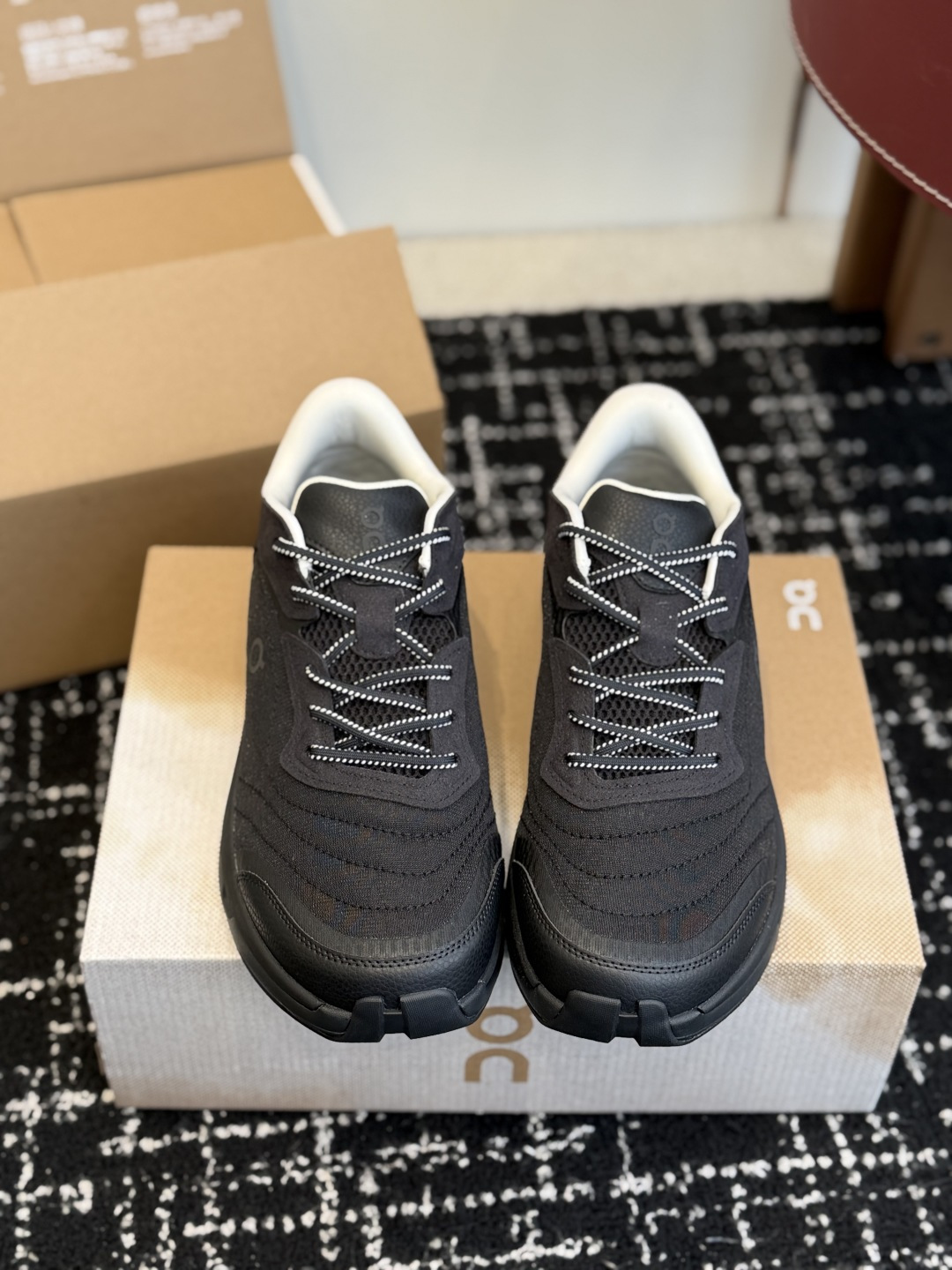 NO:707304,Purchasing agent level On x Zendaya joint model Moon couple model casual sports shoes running shoes On On and Zendaya co-branded Cloudzone Moon, mainly for daily commuting and city walks. The upper is made of breathable mesh + artificial leather, which is light and comfortable, and also very refreshing to wear in summer. It is equipped with a midsole  CloudTec cushioning technology and Speedboard propulsion board provide strong arch support and perfect rebound feeling when walking. The wear-resistant rubber outsole has great grip and durability. The white and red color scheme is simple and layered, fashionable and practical, and it is perfect for daily outings or light sports!  Original molded rubber foam sole!  Size men and women 36-45 (45. Customized), casual shoes/s19860909代购级 On昂跑 x 赞达亚联名款 Moon 情侣款 休闲运动鞋 跑步鞋 On昂跑与Zendaya联名的Cloudzone Moon,主打日常通勤和城市漫步.鞋面采用透气网眼+人造革,轻盈舒适,夏天穿也很清爽 中底搭载 CloudTec缓震科技和Speedboard推进板,足弓支撑力强,走路回弹感满分.外底耐磨橡胶,抓地力和耐用性都很棒.白红配色简约又有层次,时尚实用,日常出街或轻运动都超适合！ 原版开模橡胶发泡鞋底！ Size男女36-45（45.订做）,休闲鞋/运动鞋,sneakers,Women's Shoes