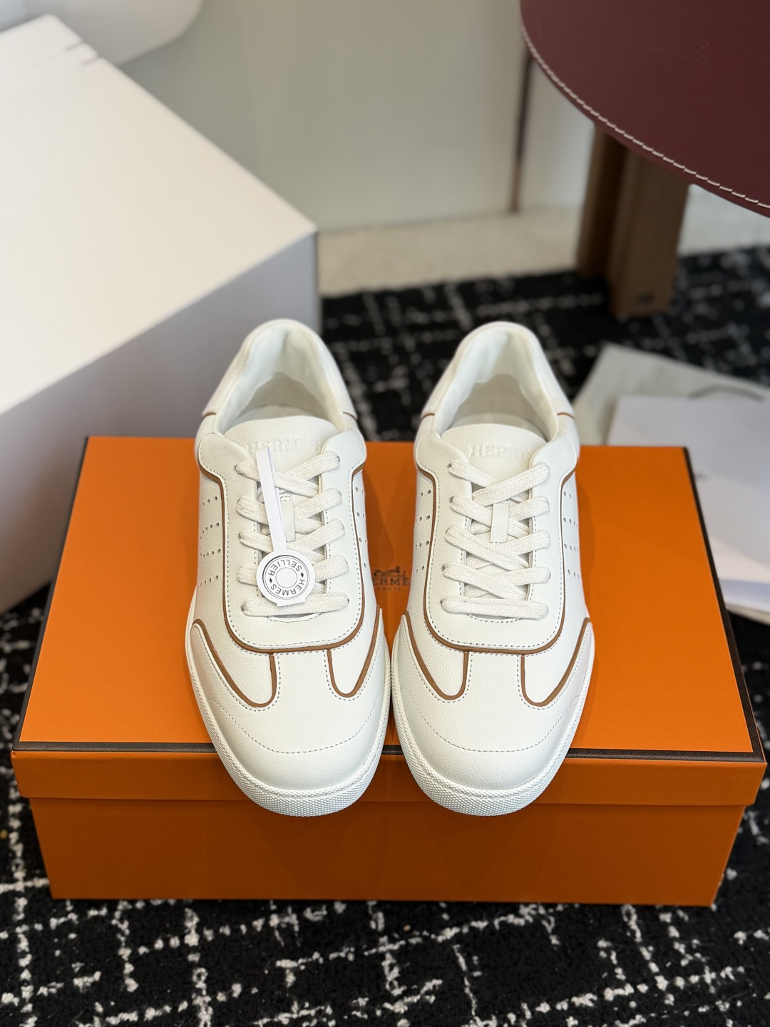 NO:707310,Purchasing agent grade (packaged in a sync box on the official website) Hermes H-lace sports shoes and sneakers with the ultimate craftsmanship, new at the sync counter. Every detail of the shoes is carefully considered, very eye-catching, and the elegant splicing elements highlight the good temperament!  The fashionable fly weave lace-up method adds a casual atmosphere, and the exquisite lines can better reflect the family-style design language. The exquisite lines interspersed perfectly fit the foot shape, naturally outline the fashionable outline, achieve a visual impact effect, and fully interpret a different sports style!  The fabric is imported canvas, mixed sheepskin for foot pads, comfortable on the feet, IP TPU outsole, seamless combination of German technology irradiation machine, lightweight and highly elastic, non-slip and wear-resistant!  Original box packaging Size#35-40 (40 orders are not returnable), casual shoes/sports shoes, hermes, hermes, sneakers, sheepskin19860909代购级（官网同步盒包装） Hermes爱马仕 H系带 运动鞋板鞋 工艺极致,同步专柜上新.鞋子的每一个细节都特别用心,相当惹眼,雅致的拼接元素,凸显不俗的气质！ 时尚飞织系带方式,增添休闲的气息,精致的线条,无形之中能够更好体现出家族式的设计语言,穿插精致的线条 完美契合脚型,自然的勾勒出时尚的轮廓,达到视觉上的冲击效果,充分演绎不一样的运动风格！ 面料进口帆布 垫脚混种羊皮,脚感舒适,ip tpu 大底,德国技术照射机无缝组合 轻便高弹,防滑耐磨！原盒包装 Size#35-40（40订做不退换）,休闲鞋/运动鞋,hermes,hermes,sneakers,sheepskin,Women's Shoes