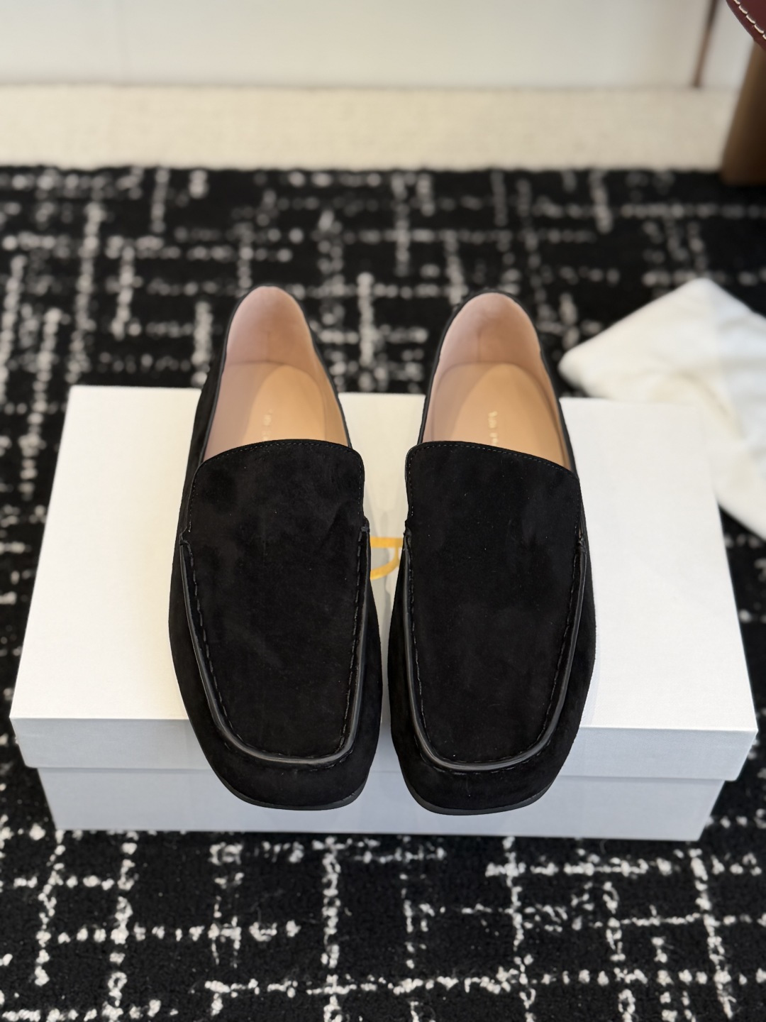 NO:707297,Dongguan purchasing agent new The Row flat loafers. A simple and elegant high-heeled shoes can make people fall in love with them!  It looks good in daily wear work clothes, shorts, trousers, and windbreakers. The flat-soled design is comfortable and not tiring at all, making your outfit more attractive. It is a must-have leg artifact to enhance your leg shape. Fabric: Original custom imported high-mercerized suede, with a delicate and clear feel, very soft. Lining: Made of full-grain mixed sheepskin. The upper is hand-sewn with oil edge sealing. Outsole: Original abrasive outsole, high-grade soft and non-slip.  Size35-40 (40 orders are not returnable), loafers, loafers, high heels, shorts, sheepskin19860909东莞代购级 新款The Row 平底乐福鞋 一款简单大气的高跟鞋能够让人爱不释手！日常穿搭工装,短裤,长裤,风衣都好看,平底设计脚舒适一点也不累,让你穿搭更加吸晴,必备美腿神器,提升你的腿型 面料:原版定制进口高丝光反毛皮,手感细腻清悉,非常柔软, 内里:采用全粒面混种羊皮,鞋面全手工缝制,油边封口 大底:原版磨具大底 高级柔软且防滑 Size35-40（40订做不退换）,乐福鞋,loafers,high heels,shorts,sheepskin,Women's Shoes