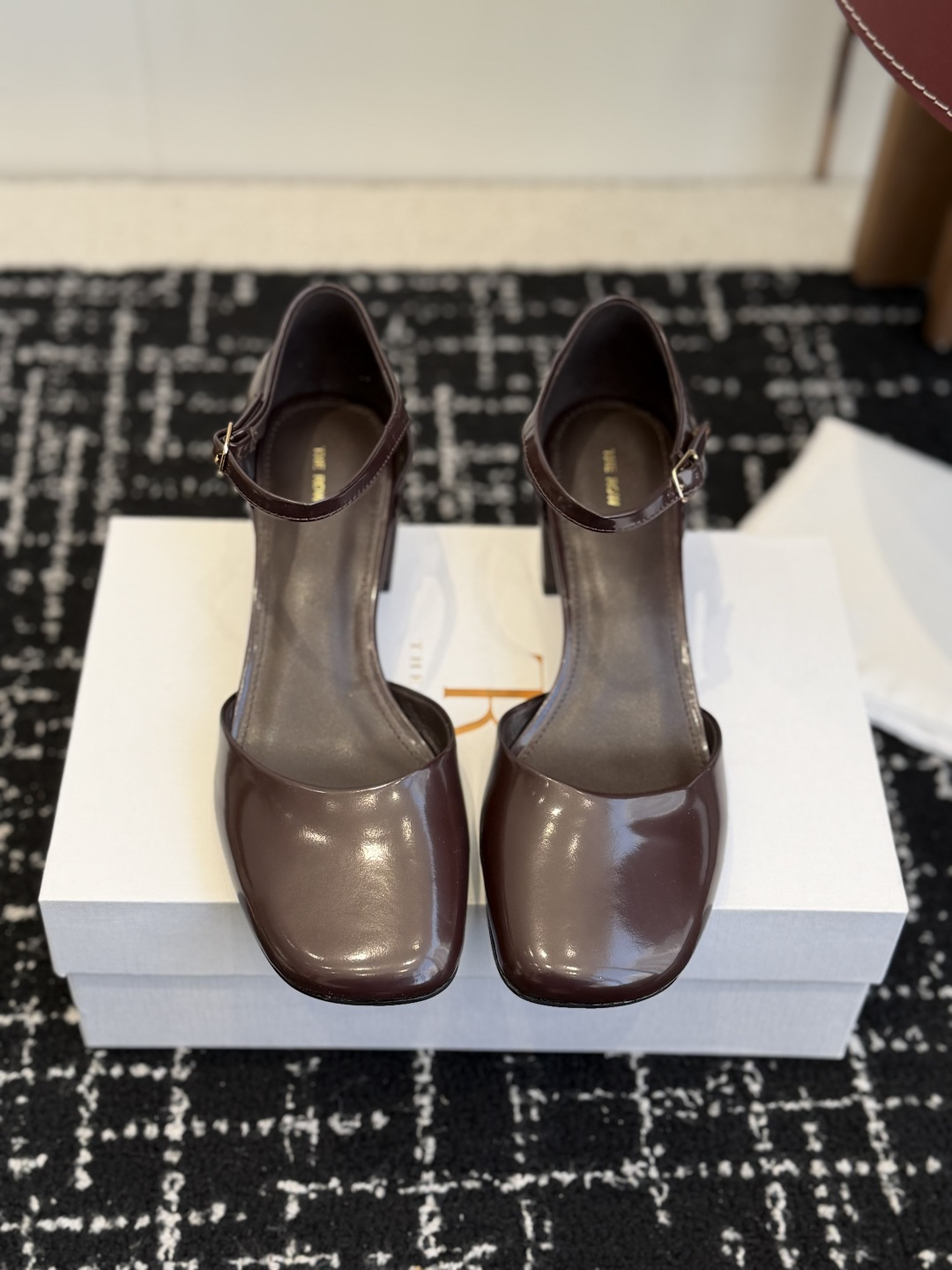 NO:707291,Purchasing agent level the row 26ss spring and summer new Mary Jane shoes and sandals. An extremely low-key and very high-end brand. It never needs to use exaggerated logos to show itself. It only uses the simplest lines and the most advanced materials to tell everyone about my uniqueness. It always has the magic power to give women an independent and confident temperament. This is the row. Today I give you a pair of their most amazing Mary Janes. Please close your eyes and buy it. Two colors are on sale.  I fell in love with this shoe when I first saw it. It has a retro feel and looks great with any combination!  All the major internet celebrity bloggers are wearing it. The whole shoe is very soft and easy to wear without rubbing your feet. It is simple and versatile~  Continuing the consistent minimalist style, the entire shoe is made of leather inside and outside, making the shoe body extremely light and close to the skin. The whole pair of shoes looks simple but the craftsmanship is difficult. It is made of all-leather craftsmanship and is made by master craftsmen. It is made of super waste materials. It is comfortable and soft to wear on the bare feet and is close to the skin. Don't worry about the foot feel at all. It is necessary to wear it well. It has an on-foot experience without wearing it. It is a style that you don't want to take off when you put it on. If you have high requirements for foot feel, you can close your eyes and enter it!  Italian pure original open-edge beaded cowhide upper is very textured, imported goatskin super fine rubber outsole is wear-resistant and wear-resistant Size 35-40 (custom-made for 40 non-refundable), high-heeled sandals, sandals, mary jane, high heels, cowhide, sheepskin19860909代购级 the row 26ss 春夏新款 玛丽珍单鞋 凉鞋 一个极其低调且又非常高级的品牌,从来不需要用浮夸的logo来彰显自己,只有最简约的线条和最高级的材质 来告诉大家 我的独特之处,永远都有种赋予女性独立而自信气质的魔力,这就是the row,今天给你们一双他们最绝的玛丽珍,请闭眼入手,两色开卖 第一眼看到这个鞋子就爱上了,带点复古味随意搭配都好看！各大网红博主都在穿它,整个鞋子非常柔软,好穿不磨脚.简约百搭款～ 延续了一贯极简风格,里外全皮使得鞋身极其轻便贴肤,整双鞋子看似简单其实工艺很难,采用全皮手工工艺,老师傅制作,超级废料,上脚裸穿舒适柔软亲肤,脚感方面完全不可担心,好穿是必须的,穿若无穿的上脚体验,穿上就不想脱的款,对脚感要求高的闭眼入 它！ 意大利纯原开边珠牛皮鞋面非常质感,进口山羊皮超级细腻橡胶大底耐磨耐穿 Size35-40（40订做不退换）,高跟鞋凉鞋,sandals,mary jane,high heels,cowhide,sheepskin,Women's Shoes