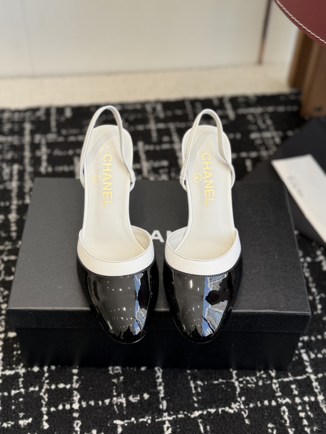 NO:707293,Purchasing agent CHANEL 26ss spring and summer show style back-to-back sandals. I was attracted by it at first sight. Feel free to wear it according to the weather changes!  Put on socks to instantly transform into cute shoes for spring and summer!  Transform into a magical princess in seconds. The upper is made of imported patent leather. The lining is tiptoe silk sheepskin. The foot feels super comfortable. The leather is very soft and skin-friendly. Italian imported genuine leather outsole Size35-41 (40 41 customized), high heels and sandals, chanel, chanel, sandals, high heels, sheepskin, Leather soles19860909代购级 CHANEL 香奈儿 26ss 春夏秀款 后空 凉鞋 第一眼看上就被种草了根据天气变化自由穿搭！套上袜套春夏秒变可爱单鞋！秒变魔法公主 鞋面采用进口漆皮 内里踮脚丝绸羊皮 脚感超级舒服 皮料非常柔软亲肤 意大利进口真皮大底 Size35-41（40 41定制）,高跟鞋凉鞋,chanel,chanel,sandals,high heels,sheepskin,Leather soles,Women's Shoes