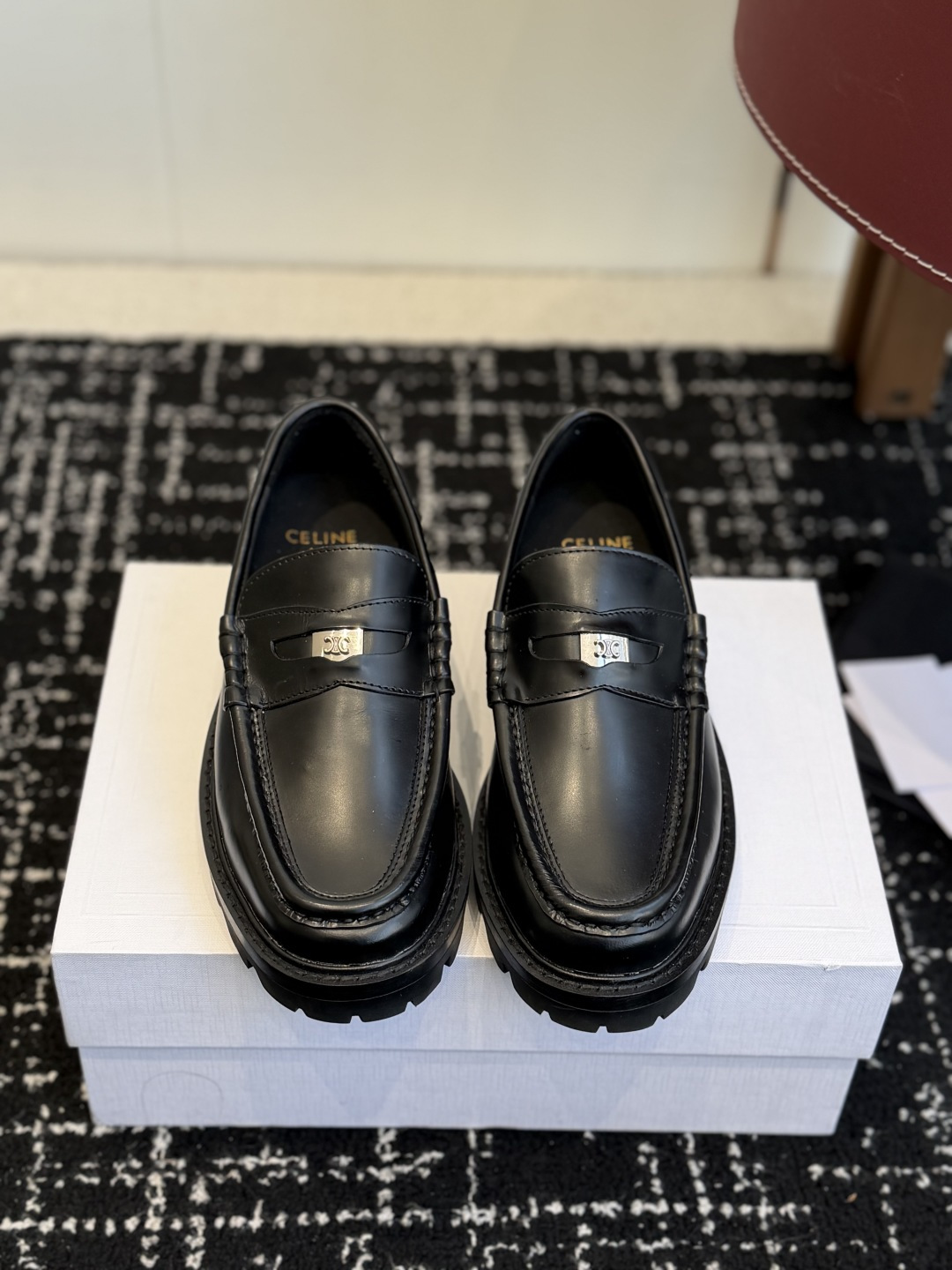 NO:707316,Purchasing agent CELINE Celine mules spring and summer Mary Jane loafers. They are purchased and developed at the counter. The upper is matched with the Arc de Triomphe hardware buckle design, which is highly brand-recognizable. The upper is made of beaded patent leather and the lining is goatskin. The upper foot is very comfortable. The combination outsole is made of genuine leather welts. Size35-41 (40 41 custom-made and non-returnable), loafers, celine, celine, loafers, mary  jane,cowhide,sheepskin19860909代购级 CELINE·思琳赛琳穆勒鞋春夏玛丽珍乐福鞋 专柜正品购入开发,鞋面搭配凯旋门五金扣设计极具品牌辨识度, 鞋面开边珠漆皮牛皮,内里垫脚山羊皮,上脚非常舒适,组合大底真皮沿条 Size35-41（40 41订做不退换）,乐福鞋,celine,celine,loafers,mary jane,cowhide,sheepskin,Women's Shoes