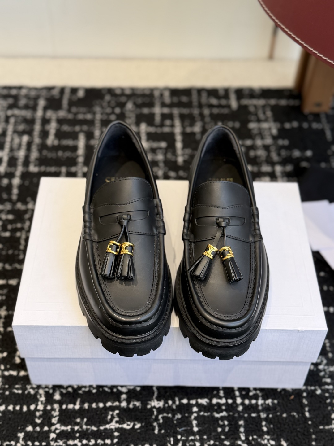 NO:707288,Purchasing agent CELINE · Celine Mule Shoes Loafers are purchased from genuine counters and developed. The upper is matched with the Arc de Triomphe hardware buckle design, which is highly brand-recognizable. The upper is made of beaded patent leather and the lining is goatskin. The upper foot is very comfortable. The combination outsole is genuine leather welt. Size35-41 (40 41 custom-made and non-returnable), loafers, celine, celine, loafers, cowhide, sheepskin19860909代购级 CELINE·思琳赛琳穆勒鞋 乐福鞋 专柜正品购入开发,鞋面搭配凯旋门五金扣设计极具品牌辨识度, 鞋面开边珠漆皮牛皮,内里垫脚山羊皮,上脚非常舒适,组合大底真皮沿条 Size35-41（40 41订做不退换）,乐福鞋,celine,celine,loafers,cowhide,sheepskin,Women's Shoes