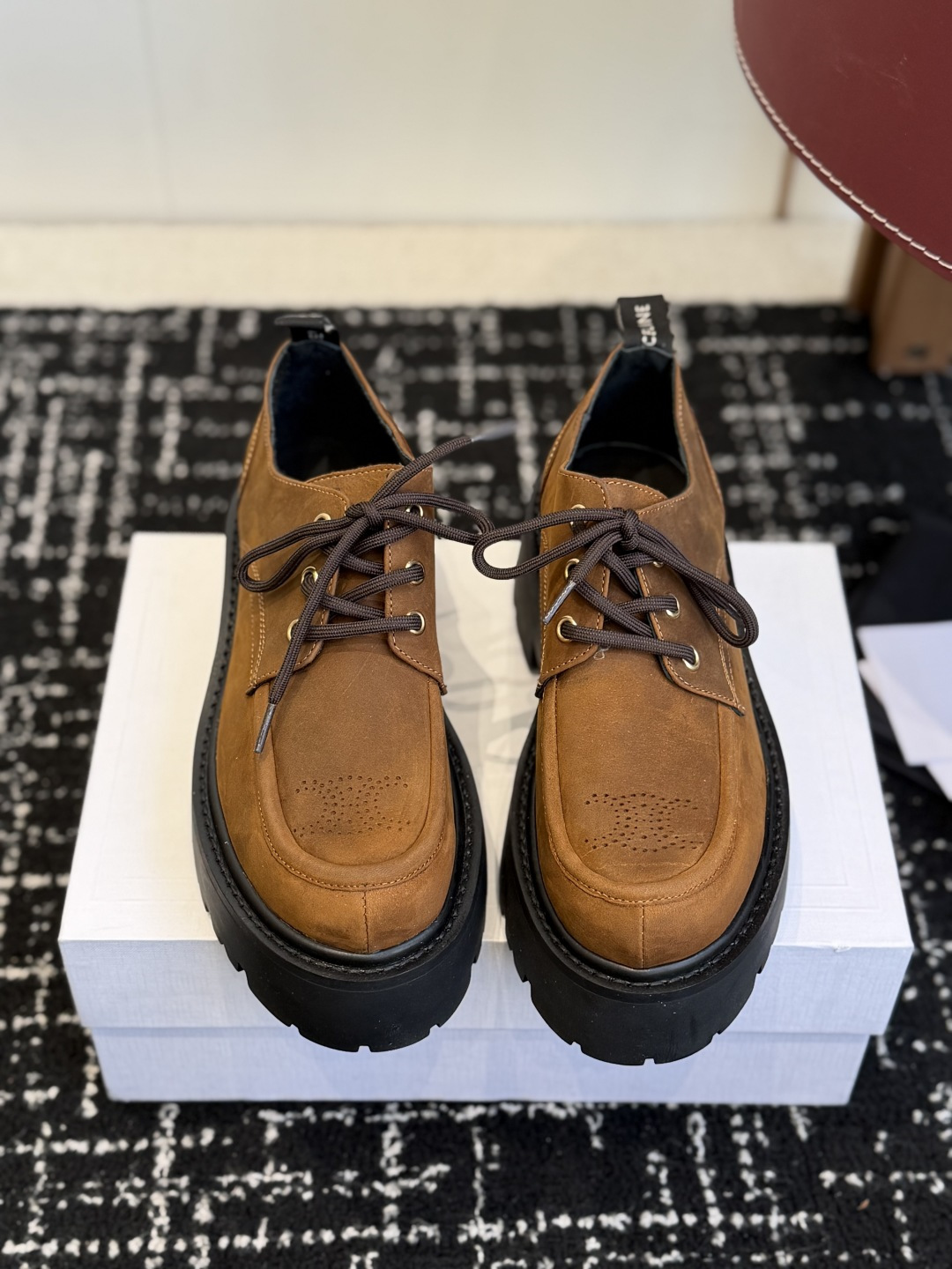 NO:707312,Purchasing agent CELINE · Celine Mule Shoes Loafers are purchased from genuine counters and developed. The upper is matched with the Arc de Triomphe hardware buckle design, which is highly brand-recognizable. The upper is made of beaded patent leather and the lining is goatskin. The upper foot is very comfortable. The combination outsole is genuine leather welt. Size35-41 (40 41 custom-made and non-returnable), loafers, celine, celine, loafers, cowhide, sheepskin19860909代购级 CELINE·思琳赛琳穆勒鞋 乐福鞋 专柜正品购入开发,鞋面搭配凯旋门五金扣设计极具品牌辨识度, 鞋面开边珠漆皮牛皮,内里垫脚山羊皮,上脚非常舒适,组合大底真皮沿条 Size35-41（40 41订做不退换）,乐福鞋,celine,celine,loafers,cowhide,sheepskin,Women's Shoes