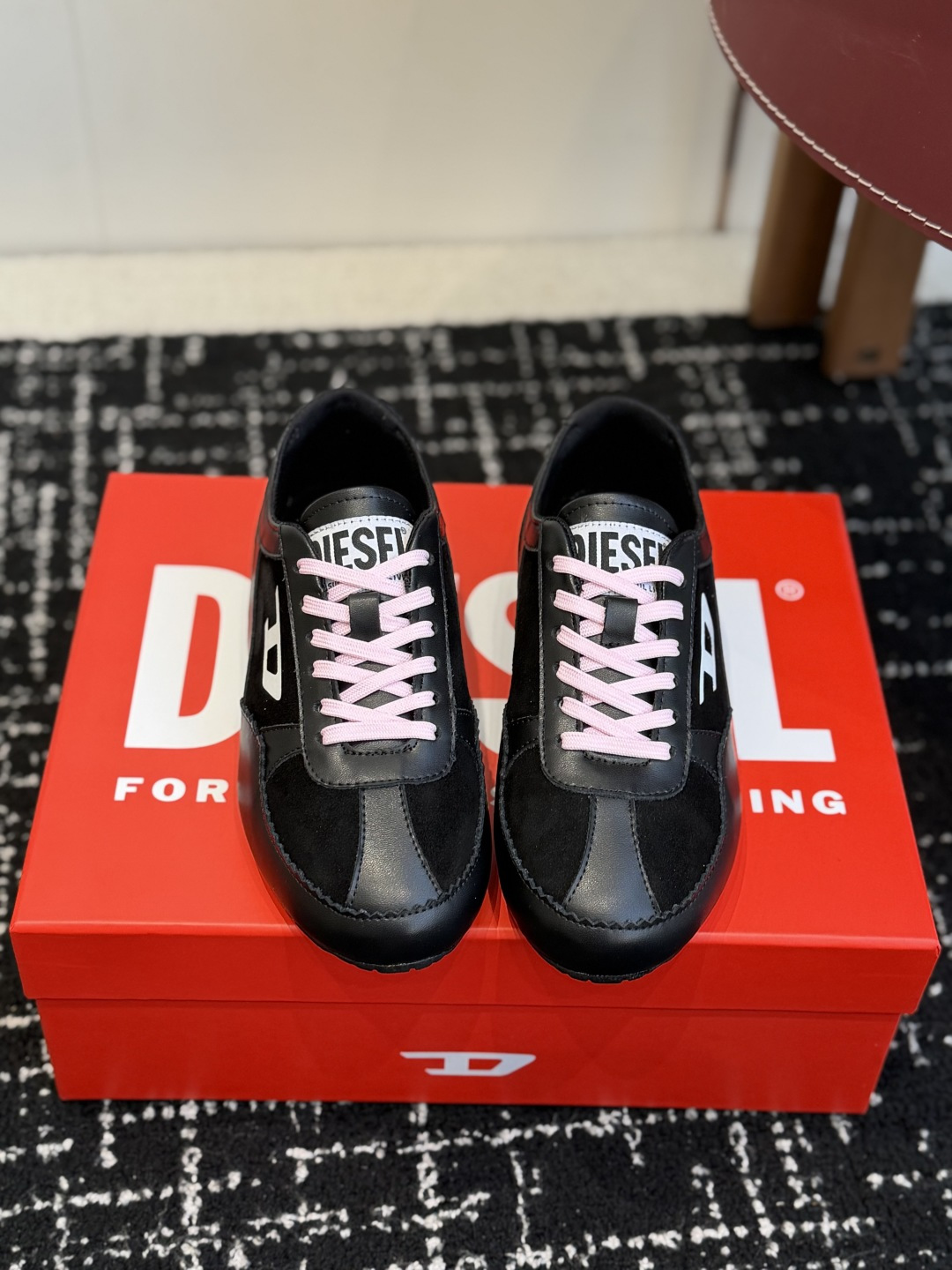 NO:707309,Purchasing agent Diesel 26ss new casual shoes, sports shoes, minimalist style design, electric embroidered 3D logo on the outside, perfectly showing the exclusive style. Fabric, imported suede cowhide, original molded fabric inside, rubber non-slip outsole, Size35-40 (40 customized, non-returnable), casual shoes/sports shoes, sneakers, cowhide, chamois leather19860909代购级 Diesel迪赛 26ss 新款休闲鞋 运动鞋 极简风格设计 外侧电绣3D立体标,完美展现独家的风彩 面料 进口麂皮牛皮 内里原版开模布料 橡胶防滑大底 Size35-40（40订做不退换）,休闲鞋/运动鞋,sneakers,cowhide,chamois leather,Women's Shoes