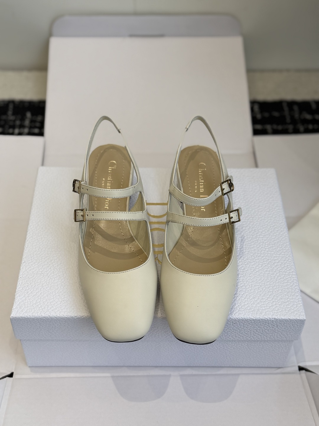 NO:707588,Purchasing-grade Dio* 26ss early spring new square-toe low-heeled Mary Jane shoes combine the classic silhouette of retro square-toe Mary Jane shoes with the back design. The square toe weakens the sweet element, and the back space adds flexibility, creating a balance between French retro and modern simplicity. The upper is made of fine matte leather, with a soft texture and high-grade matte texture. There is no unnecessary decoration, and the simple beauty of the shoe shape is highlighted through the material itself.  Double thin straps are matched with small metal buckles, and the 'Christian Dior' logo is engraved on the inside of the shoe. The thin strap at the back of the heel fits the ankle, taking into account both beauty and stability. It continues the French elegance of Dior, and the low-heeled design takes into account comfort. It is a modern interpretation of retro Mary Jane shoes, suitable for daily commuting and light formal occasions. Imported calfskin upper, sheepskin lining, leather outsole Size 35-42 (40 41)  42 Customized (non-refundable), high heels and sandals, dior, sandals, mary jane, high heels, cowhide, sheepskin, Leather soles19860909代购级 Dio* 26ss早春新款方头后空低跟玛丽珍鞋 将复古方头玛丽珍鞋的经典轮廓与后空设计结合,方头弱化甜美元素,后空增添灵动性,打造法式复古与现代简约的平衡.鞋面采用细腻的哑光皮革,质感柔软且有高级哑光肌理,无多余装饰,通过材质本身凸显鞋型的简约美感. 双条细绑带搭配小巧金属搭扣,鞋内印刻“Christian Dior”标识,后空鞋跟处的细带贴合脚踝,兼顾美观与穿着稳定性.延续Dior的法式优雅,鞋型低跟设计兼顾舒适度,是复古玛丽珍鞋的现代演绎,适配日常通勤与轻正式场合. 鞋面进口小牛皮 内里羊皮 大底真皮大底 Size35-42（40 41 42定制不退换）,高跟鞋凉鞋,dior,sandals,mary jane,high heels,cowhide,sheepskin,Leather soles,Women's Shoes