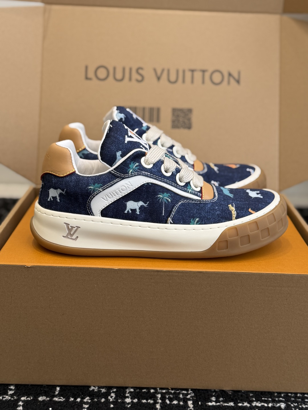 NO:710760,Purchasing agent level (official website sync box packaging) Louis Vuitton Louis Vuitton 26ss new color sneakers casual shoes original 11 development!  !  The upper foot is very comfortable. It is made of luxurious materials and fine workmanship. The midsole is printed with English letters made in Europe. The upper is made of suede imported from Italy. The side is decorated with the brand LOGO and signature. The latest latex foot mesh lining makes the foot feel super comfortable. The original factory specializes in the original two-color TPU combination outsole. Package technology Goodyear stitched seam. Size men and women 35-46 (46 is custom-made and cannot be returned or exchanged), casual shoes/sports shoes, louis vuitton, louis  vuitton,sneakers,chamois leather19860909代购级（官网同步盒包装） Louis vuitton路易威登 26ss 新色 板鞋 休闲鞋 原版11开发！！上脚非常舒适 奢侈用料,做工精细,中底印有欧洲制造英文字母 鞋面由意大利进口麂皮拼接,侧边饰有品牌LOGO标志及签名,最新乳胶垫脚网布内里,脚感超舒适.原厂特供原版双色TPU组合大底.套包工艺 固特异缝合锁边 Size男女35-46（46订做不退换）,休闲鞋/运动鞋,louis vuitton,louis vuitton,sneakers,chamois leather,Women's Shoes