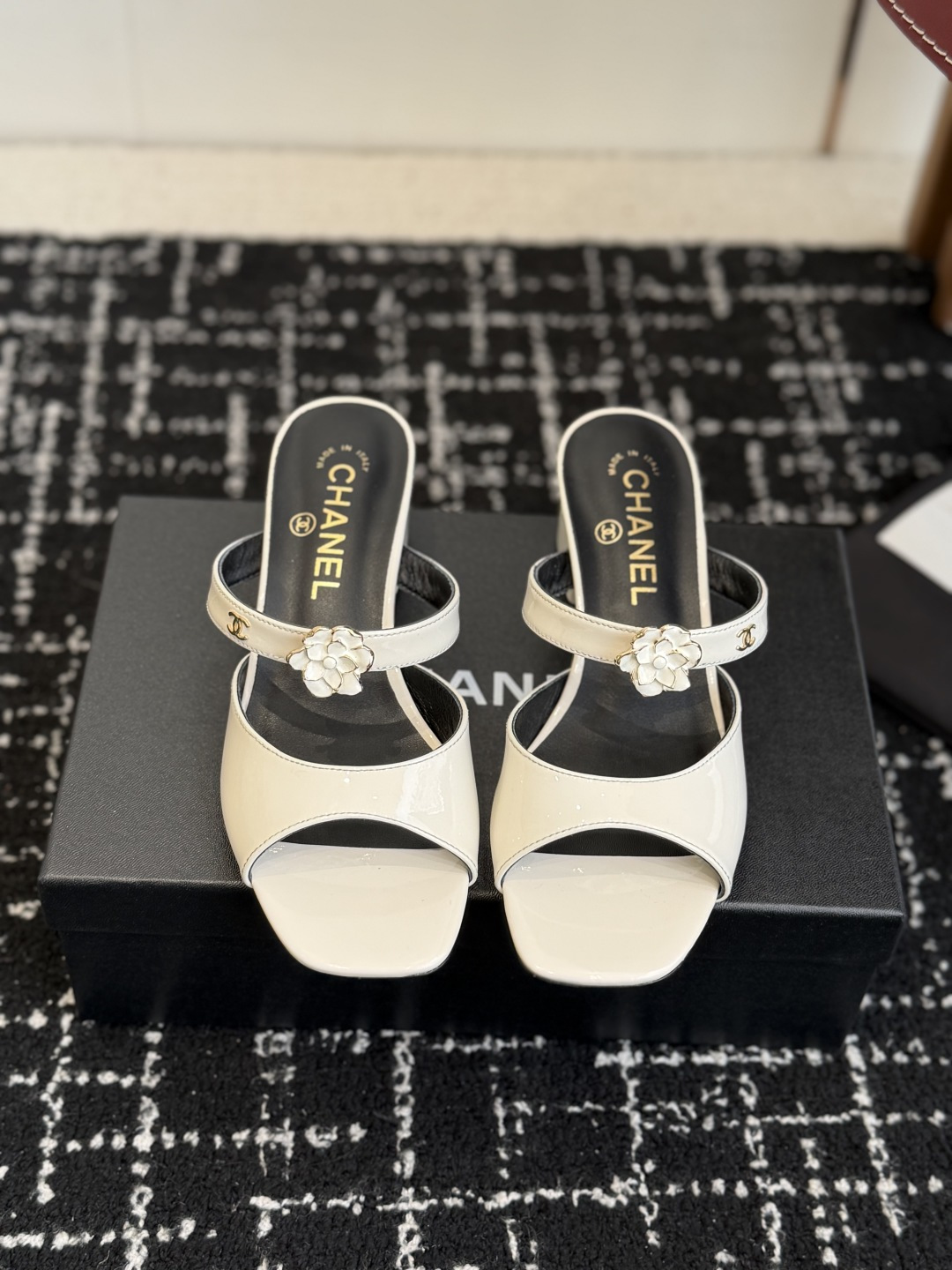 NO:710747,Purchasing agent Chanel Xiaoxiang 26ss spring and summer latest catwalk fashion camellia decoration top quality!  Slippers Sandals Accurate to 11, light luxury but not tiring, can be matched with spring and summer clothing, highlighting texture and taste, simple yet luxurious appearance, even if it is just a sandal, it is definitely a must-have pair in the summer shoe cabinet. Imported calf patent leather upper, imported sheepskin lining, Italian genuine leather outsole, heel height 4.5cm 8cm  Size35-40 (40.41.42 custom-made, non-refundable), high heels and slippers, chanel, sandals, high heels, slippers, sheepskin, Leather soles19860909代购级 Chanel 小香 26ss春夏最新走秀时装 山茶花 装饰 顶级品质！拖鞋 凉鞋 精确到11 轻奢而不累脚、上脚可随意搭配春夏的服饰、更加彰显质感和品味、简约中带奢华的外观、哪怕只是一款凉鞋 绝对是要在夏日鞋柜必备双 鞋面进口小牛漆皮 内里进口羊皮内里 大底意大利真皮大底 跟高4.5cm 8cm Size35-40（40.41.42订做不退换）,高跟鞋拖鞋,chanel,sandals,high heels,slippers,sheepskin,Leather soles,Women's Shoes