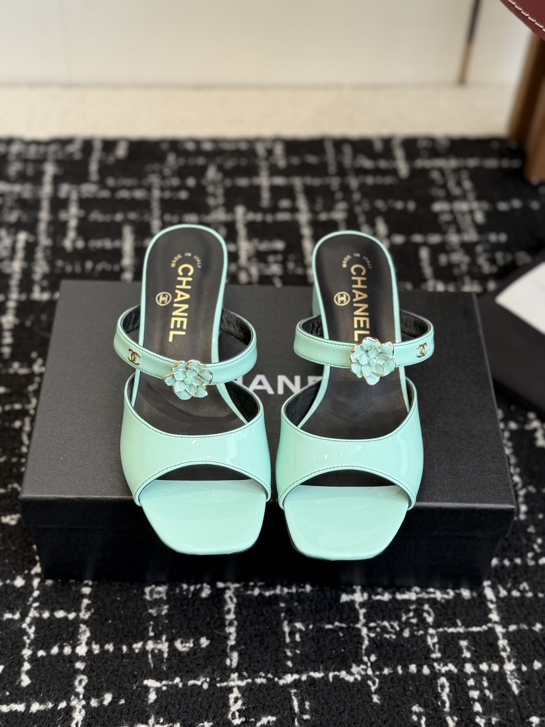 NO:710751,Purchasing agent Chanel Xiaoxiang 26ss spring and summer latest catwalk fashion camellia decoration top quality!  Slippers Sandals Accurate to 11, light luxury but not tiring, can be matched with spring and summer clothing, highlighting texture and taste, simple yet luxurious appearance, even if it is just a sandal, it is definitely a must-have pair in the summer shoe cabinet. Imported calf patent leather upper, imported sheepskin lining, Italian genuine leather outsole, heel height 4.5cm 8cm  Size35-40 (40.41.42 custom-made, non-refundable), high heels and slippers, chanel, sandals, high heels, slippers, sheepskin, Leather soles19860909代购级 Chanel 小香 26ss春夏最新走秀时装 山茶花 装饰 顶级品质！拖鞋 凉鞋 精确到11 轻奢而不累脚、上脚可随意搭配春夏的服饰、更加彰显质感和品味、简约中带奢华的外观、哪怕只是一款凉鞋 绝对是要在夏日鞋柜必备双 鞋面进口小牛漆皮 内里进口羊皮内里 大底意大利真皮大底 跟高4.5cm 8cm Size35-40（40.41.42订做不退换）,高跟鞋拖鞋,chanel,sandals,high heels,slippers,sheepskin,Leather soles,Women's Shoes