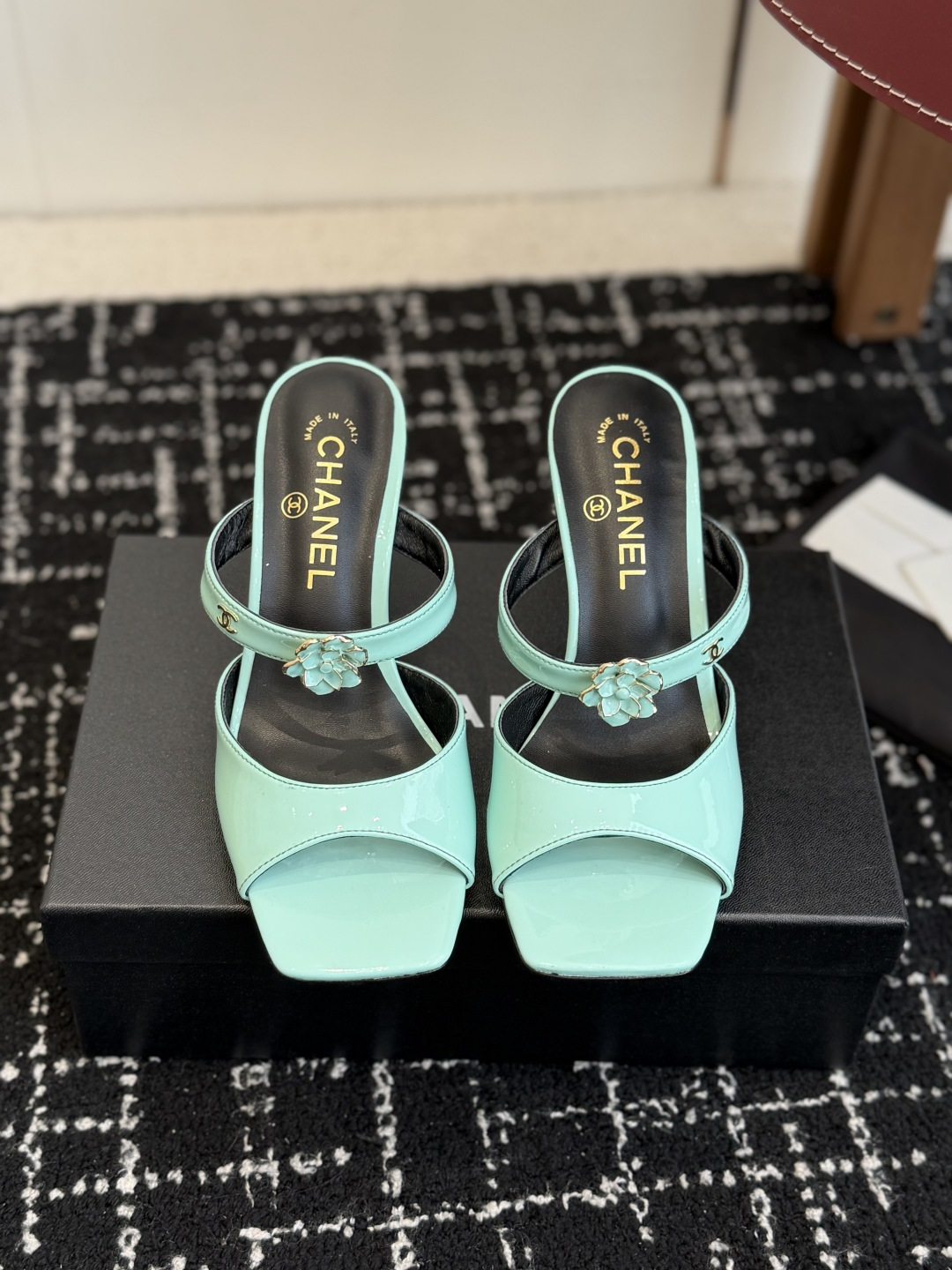 NO:710754,Purchasing agent Chanel Xiaoxiang 26ss spring and summer latest catwalk fashion camellia decoration top quality!  Slippers Sandals Accurate to 11, light luxury but not tiring, can be matched with spring and summer clothing, highlighting texture and taste, simple yet luxurious appearance, even if it is just a sandal, it is definitely a must-have pair in the summer shoe cabinet. Imported calf patent leather upper, imported sheepskin lining, Italian genuine leather outsole, heel height 4.5cm 8cm  Size35-40 (40.41.42 custom-made, non-refundable), high heels and slippers, chanel, sandals, high heels, slippers, sheepskin, Leather soles19860909代购级 Chanel 小香 26ss春夏最新走秀时装 山茶花 装饰 顶级品质！拖鞋 凉鞋 精确到11 轻奢而不累脚、上脚可随意搭配春夏的服饰、更加彰显质感和品味、简约中带奢华的外观、哪怕只是一款凉鞋 绝对是要在夏日鞋柜必备双 鞋面进口小牛漆皮 内里进口羊皮内里 大底意大利真皮大底 跟高4.5cm 8cm Size35-40（40.41.42订做不退换）,高跟鞋拖鞋,chanel,sandals,high heels,slippers,sheepskin,Leather soles,Women's Shoes