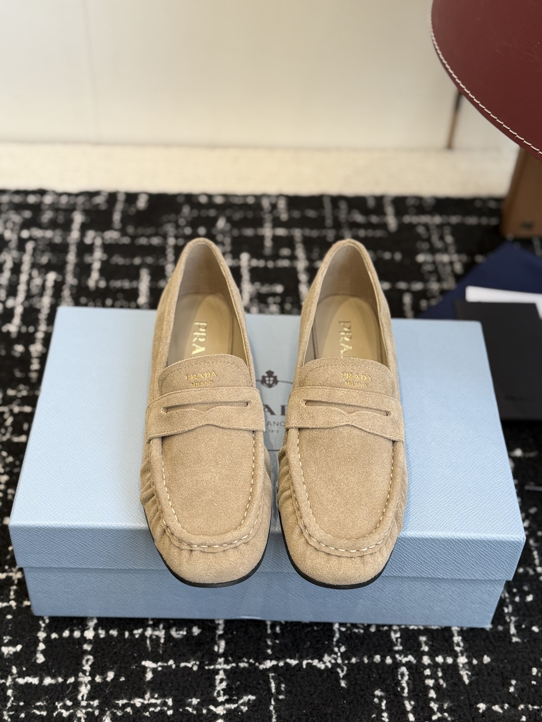 NO:710860,Purchasing agent PRADA 26ss spring and summer new model new slip-on loafers Mules are really a classic luxury trend style, interpreting the urban elite. The design highlights functionality and technology. The novel embossed rubber Prada logo shows the brand's iconic elements. The rare anti-slip flat bottom is a new style with very good comfort this year! Customized imported suede upper, imported calfskin, cowhide lining, custom cowhide foot pad, outsole molded rubber sole  Size#35-41 (40 41 customized, non-returnable), loafers, prada, prada, loafers, cowhide, chamois leather19860909代购级 PRADA 普拉达 26ss 春夏 新款 新款一脚蹬乐福鞋 穆勒鞋 真的是经典顶奢潮流风范,演绎都市精英 设计彰显功能性与科技感新颖压花橡胶 Prada徽标 展现品牌标志性元素难得的防滑平底是今年舒适度非常奈斯的一个新款! 鞋面定制进口麂皮 进口小牛皮 内里牛皮 垫脚定制牛皮 大底模具成型橡胶底 Size#35-41（40 41订做不退换）,乐福鞋,prada,prada,loafers,cowhide,chamois leather,Women's Shoes