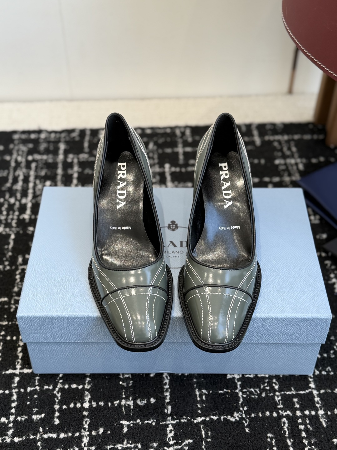 NO:710854,Purchasing agent-level shoes PRADA/Prada 26ss spring and summer new style medieval square toe shoes sandals The simple design is probably the most popular thing about it. It is not the kind that is found in the street. It has its own brand personality. The fabric is made of imported open-edge beads. The inner foot pad is mixed sheepskin. Italian leather outsole Size#35-41 (40  41 Custom-made (non-refundable), sandals, prada, prada, sandals, sheepskin, Leather soles19860909代购级后空 单鞋 PRADA/普拉达 26ss 春夏新款 中古 方圆头 单鞋 凉鞋 简单的设计大概就是它最让人喜欢的点 不是烂大街的那种 很有自己的品牌个性 面料采用进口开边珠 内里垫脚混种羊皮 意大利真皮大底 Size#35-41（40 41订做不退换）,凉鞋单鞋,prada,prada,sandals,sheepskin,Leather soles,Women's Shoes