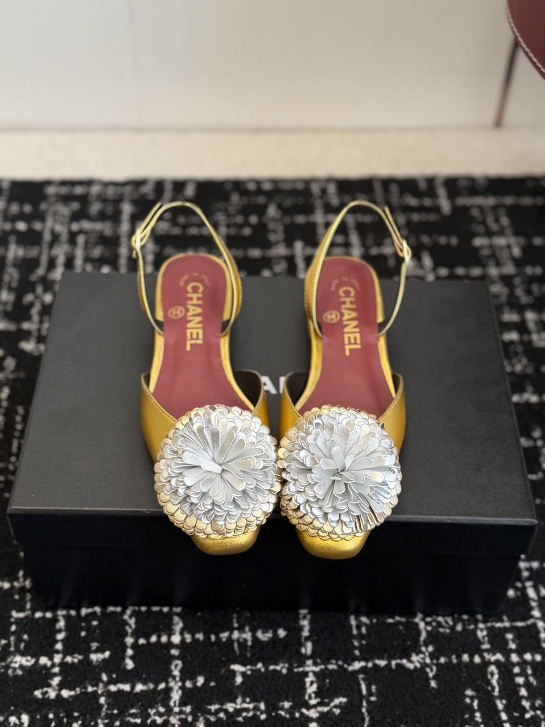 NO:710846,Purchasing agent Chanel 26 classic camellia flats and sandals reappear!  The classic lambskin is incredibly gentle to the touch. The three-dimensional camellia flower on the upper is Chanel's everlasting elegance code. The extremely deep black is the confidence that will never go out of style. The moment you put it on, you are 2.8 meters tall, but it is surprisingly light and comfortable, and you can walk around all day without any pressure. Commuting, dating, afternoon tea... It can always fit perfectly into Size35-41 (40  41 Custom-made (non-refundable), sandals, chanel, chanel, sandals, flats, sheepskin19860909代购级 Chanel 26款香奈儿经典山茶花平底鞋 凉鞋 再现！经典小羊皮,触感温柔得不像话.鞋面那朵立体山茶花,是 Chanel永不褪色的优雅密码 极致深邃的黑,是永不过时的底气.穿上瞬间气场两米八,却意外地轻盈舒适,暴走一整天也毫无压力.通勤、约会、下午茶… 它总能完美融入 Size35-41（40 41订做不退换）,凉鞋,chanel,chanel,sandals,flats,sheepskin,Women's Shoes