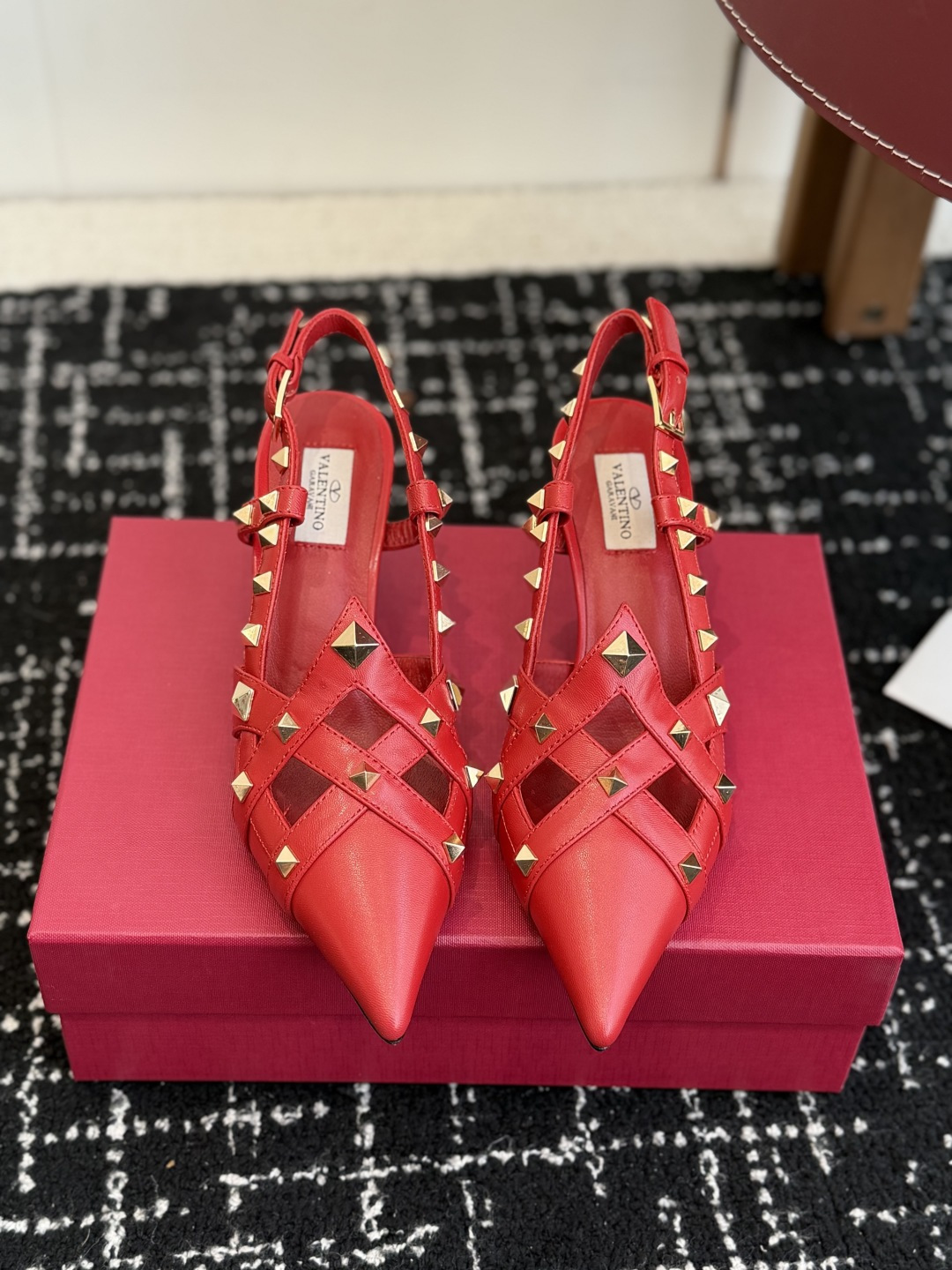 NO:710832,Purchasing agent Valentino 26ss spring and summer new style pointed toe willow sandals and hollow back single shoes. Hand-made lasting makes the shoe shape particularly smooth and looks high-end when worn. The iconic rivet design on the upper is very recognizable. You can tell it is a classic model of Valentino at a glance. The double-ring buckle is not only exquisite and beautiful, but also modifies the shape of the legs, making the legs appear thin and long. It is definitely the ceiling among high-heeled sandals!  The pure and lustful temperament is masterfully controlled!  跟高6.5cm Size35-41（40 41订做不退换）,高跟鞋凉鞋,valentino,valentino,sandals,high heels19860909代购级 Valentino 26ss 春夏新款 尖头 柳丁 凉鞋 后空单鞋 手工调楦让鞋型线条特别流畅,穿上就显高级.鞋面上标志性的铆钉设计超有辨识度, 一看就知道是华伦天奴的经典款. 双环扣饰不仅精致好看, 还能修饰腿型,显得腿又细又长 绝对是高跟凉鞋里的天花板！ 又纯又欲的气质拿捏得死死的！ 跟高6.5cm Size35-41（40 41订做不退换）,高跟鞋凉鞋,valentino,valentino,sandals,high heels,Women's Shoes