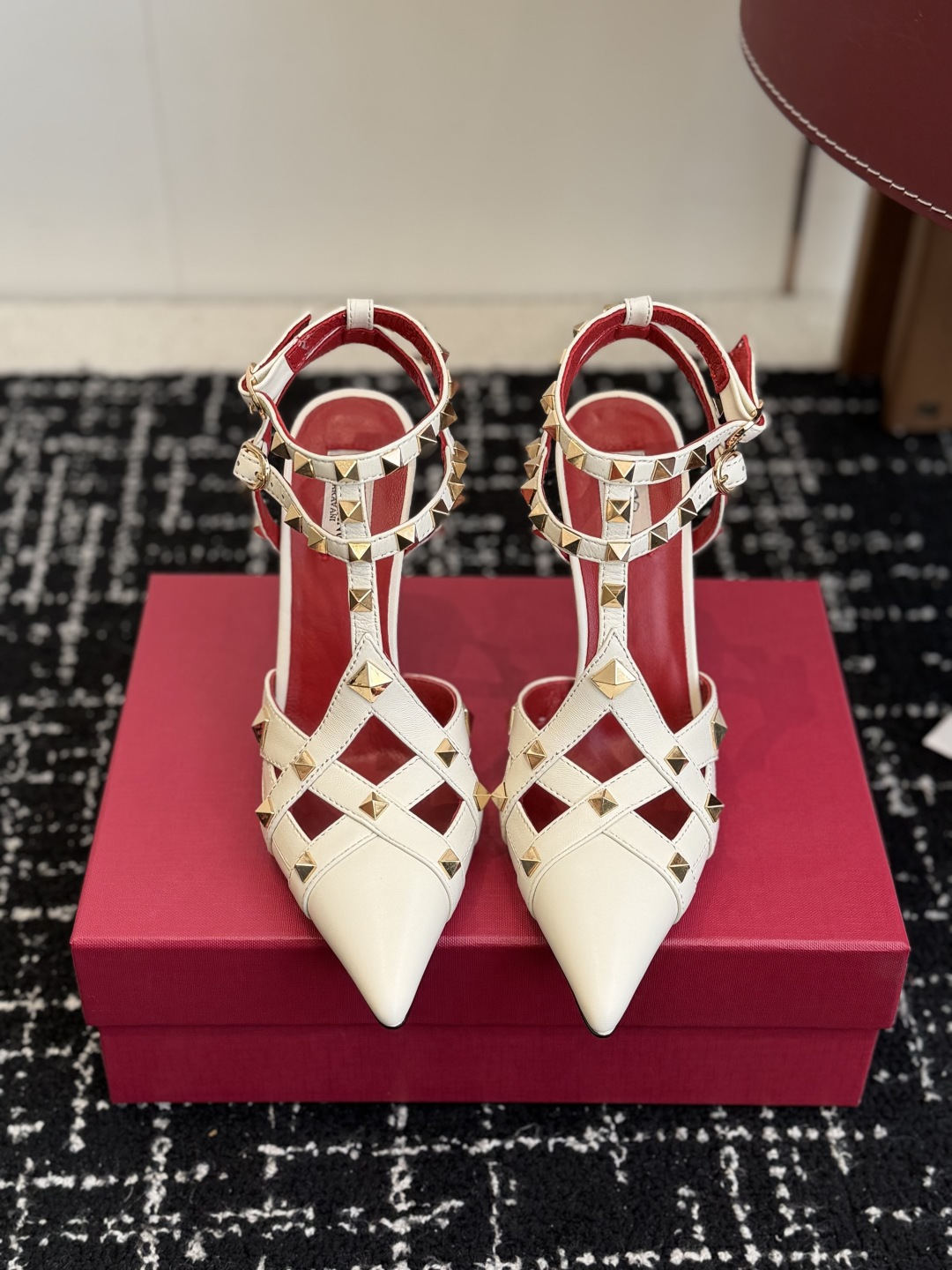 NO:710837,Purchasing agent Valentino 26ss spring and summer new style pointed toe willow sandals and hollow back single shoes. Hand-made lasting makes the shoe shape particularly smooth and looks high-end when worn. The iconic rivet design on the upper is very recognizable. You can tell it is a classic model of Valentino at a glance. The double-ring buckle is not only exquisite and beautiful, but also modifies the shape of the legs, making the legs appear thin and long. It is definitely the ceiling among high-heeled sandals!  The pure and lustful temperament is masterfully controlled!  Heel height 9.5cm Size 35-41 (40 41 customized, non-refundable), high heels sandals, valentino, valentino, sandals, high heels19860909代购级 Valentino 26ss 春夏新款 尖头 柳丁 凉鞋 后空单鞋 手工调楦让鞋型线条特别流畅,穿上就显高级.鞋面上标志性的铆钉设计超有辨识度, 一看就知道是华伦天奴的经典款. 双环扣饰不仅精致好看, 还能修饰腿型,显得腿又细又长 绝对是高跟凉鞋里的天花板！ 又纯又欲的气质拿捏得死死的！ 跟高9.5cm Size35-41（40 41订做不退换）,高跟鞋凉鞋,valentino,valentino,sandals,high heels,Women's Shoes