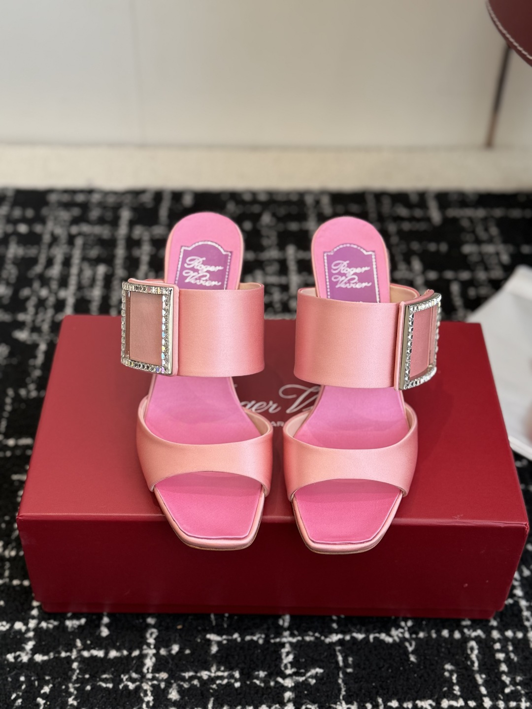 NO:710827,Purchasing agent Roger Vivier RV's latest crystal diamond high-heeled slippers. Made of Nappa leather, these mules are comfortable and elegant. The special spherical heels are inlaid with sparkling diamonds, and the inner soles are inlaid with heart-shaped patterns. Exquisite ladies, you can spend the whole day at ease. The jewelry master draws inspiration from the abundant fruits and carefully carves jewelry. On the shoes, the hollow petals are spread as light as English embroidery, interpreting  A duet of romantic feelings and excellent craftsmanship. Incorporating a modern and smart atmosphere, it evolves the 1950s collection from a modern perspective to create a more stable shoe structure, showing liveliness and confidence in every step. It is elegant and comfortable. The heels are studded with BlingBling rhinestones, which are particularly beautiful on the feet!  Essential for summer, imported silk upper, sheepskin lining, genuine leather outsole, heel height about 10cm, Size 35-41 (40 41 customized, non-returnable), high heels and slippers, roger vivor, high heels, slippers, sheepskin, real silk, Leather soles19860909代购级 Roger Vivier罗杰维维亚 RV 最新款 水晶钻高跟拖鞋 本款穆勒鞋以纳帕皮革制成,舒适又优雅,特别的球形跟镶嵌闪钻,内底嵌以心形图案.精致淑女,让您从容自在一整天. 珠宝大师从丰饶果实中撷取灵感,精心雕琢珠宝饰品.鞋履之上,镂空花瓣如英式刺绣般轻盈铺展,演绎 浪漫情怀与卓绝工艺的双重奏响.融入现代灵动气息,以摩登视角演变1950年代典藏之作,打造更加稳固的鞋履结构,步伐间尽显活泼与自信.优雅随行,怡然本色. 鞋跟镶满BlingBling的水钻爆闪 上脚特别好看！夏天必不可少 鞋面进口真丝 内里羊皮 大底真皮大底 跟高10cm左右 Size35-41（40 41 订做不退换）,高跟鞋拖鞋,roger vivier,high heels,slippers,sheepskin,real silk,Leather soles,Women's Shoes