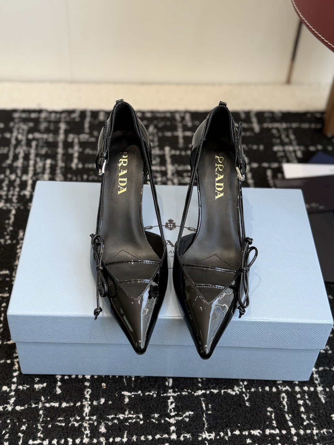 NO:710859,Purchasing-grade PRADA Prada's 2026 early spring new product pointed toe hollow sandals and high heels. The pointed toe design is not only an ingenious idea to lengthen the legs. The back strap and bow details find a balance between rigidity and softness. It breaks away from the inertial perception of 'comfort is luxury', but uses the skin-friendly texture of the sheepskin lining to achieve dual freedom of mind and body. From commuting suits to dinner dresses, it seamlessly adapts to multiple scenes, allowing women to switch between being capable and feminine.  Every time you set foot, there is a whisper between the metal logo and the ground. It is the resonance of avant-garde design and daily functions. It is also the undefined confidence and edge of contemporary wo19860909代购级 PRADA 普拉达2026早春新品尖头 中空凉鞋高跟鞋 尖头设计不止是拉长腿型的巧思 后饰带与蝴蝶结细节在刚柔之间找到平衡. 它挣脱了“舒适即奢侈”的惯性认知 却以羊皮内里的亲肤质感 实现心灵与身体的双重自由. 从通勤西装到晚宴礼裙 它无缝适配多元场景 让女性在干练与柔美中自主切换. 每一次落脚都是金属徽标与地面的轻语 是先锋设计与日常功能的共鸣 更是当代女性不被定义的底气与锋芒. 面料定制小羊皮材质 真皮大底 跟高7.5cm Size35-39（40/41定制）,高跟鞋单鞋,prada,prada,sandals,high heels,skirts,business suit,sheepskin,Leather soles,Women's Shoes