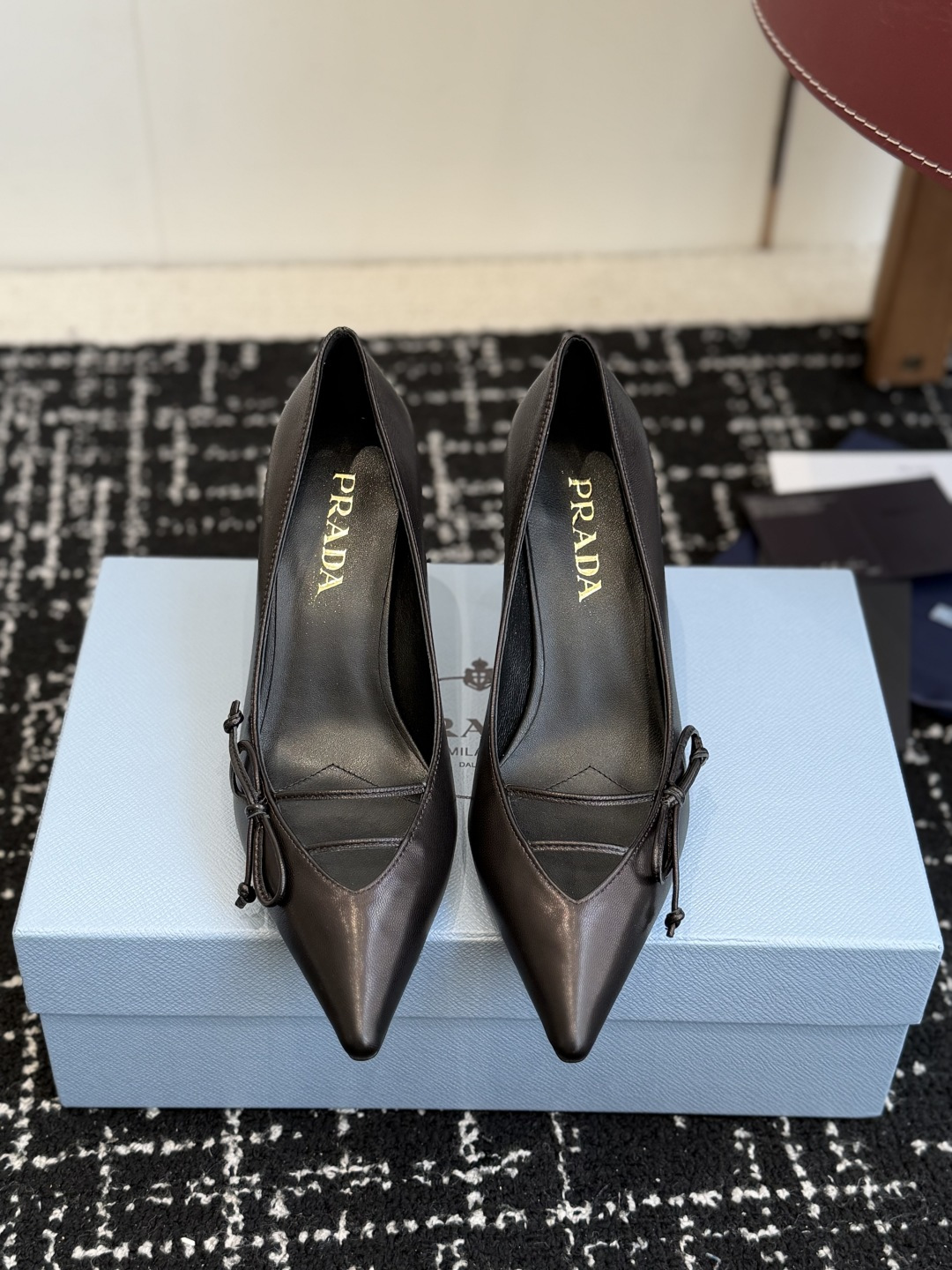 NO:710865,Purchasing-grade PRADA Prada's 2026 early spring new product pointed toe single shoes and high heels. The pointed toe design is not only an ingenious idea to lengthen the legs. The back strap and bow details find a balance between rigidity and softness. It breaks away from the inertial perception of 'comfort is luxury', but uses the skin-friendly texture of the sheepskin lining to achieve dual freedom of mind and body. From commuting suits to dinner dresses, it seamlessly adapts to multiple scenes, allowing women to switch between being capable and feminine.  Every time you place your foot, there is a whisper between the metal logo and the ground. It is the resonance of avant-garde design and daily functions. It is also the undefined confidence and edge of contemporary women. Fabric customized lambskin material Genuine leather outsole Heel height 7.5cm Size35-39 (customized 40/41), high-heeled shoes, prada, prada, high heels, skirts, business suit, sheepskin, Leather soles19860909代购级 PRADA 普拉达2026早春新品尖头 单鞋鞋高跟鞋 尖头设计不止是拉长腿型的巧思 后饰带与蝴蝶结细节在刚柔之间找到平衡. 它挣脱了“舒适即奢侈”的惯性认知 却以羊皮内里的亲肤质感 实现心灵与身体的双重自由. 从通勤西装到晚宴礼裙 它无缝适配多元场景 让女性在干练与柔美中自主切换. 每一次落脚都是金属徽标与地面的轻语 是先锋设计与日常功能的共鸣 更是当代女性不被定义的底气与锋芒. 面料定制小羊皮材质 真皮大底 跟高7.5cm Size35-39（40/41定制）,高跟鞋单鞋,prada,prada,high heels,skirts,business suit,sheepskin,Leather soles,Women's Shoes