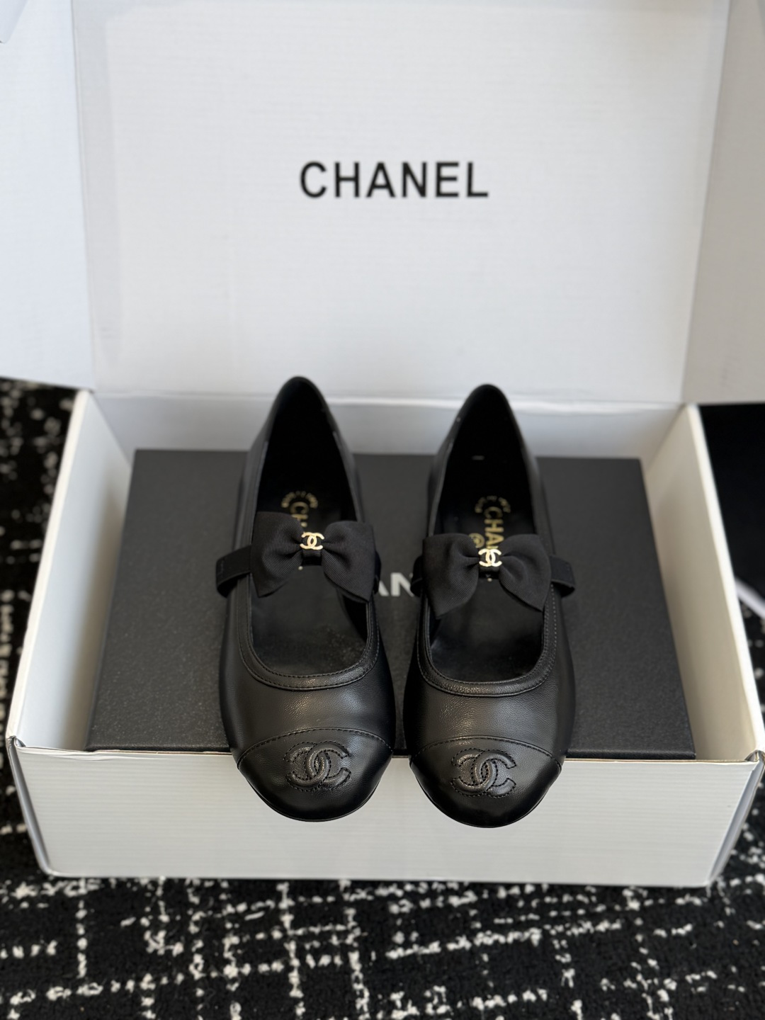 NO:760592,Purchasing agent level (official website sync box packaging) CHANEL Chanel 26ss spring and summer show Mary Jane shoes. I was attracted by it at first sight. Feel free to wear it according to the weather changes!  Put on socks to instantly transform into cute shoes for spring and summer!  Transform into a magical princess in seconds. The upper is made of original molded fabric. The lining is silk sheepskin. The foot feels super comfortable. The leather is very soft and skin-friendly. Italian imported genuine leather outsole Size35-41 (40 41 customized), single shoes, chanel, chanel, mary jane, sheepskin, Leather soles19860909代购级（官网同步盒包装） CHANEL 香奈儿 26ss 春夏秀款 玛丽珍 单鞋 第一眼看上就被种草了根据天气变化自由穿搭！套上袜套春夏秒变可爱单鞋！秒变魔法公主 鞋面采用原版开模布料 内里踮脚丝绸羊皮 脚感超级舒服 皮料非常柔软亲肤 意大利进口真皮大底 Size35-41（40 41定制）,单鞋,chanel,chanel,mary jane,sheepskin,Leather soles,Women's Shoes