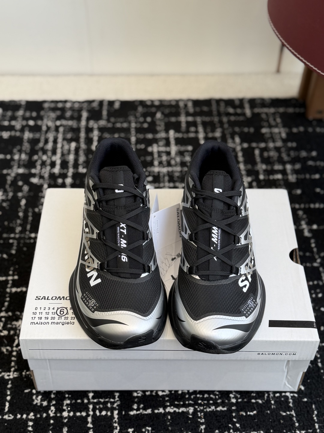 NO:723609,Dongguan purchasing agent SALOMON XA PRO  Chassis stable chassis technology provides excellent anti-torsion performance and arch support. The 3D mesh upper and woven support structure ensure functional and breathable effects. The All Terrain Contagrip outsole provides the best traction on all types of terrain!  Salomon's 2026 Year of the Horse series is inspired by the 'Ancient Tea-Horse Road' and cleverly integrates the brand's outdoor genes with traditional Chinese culture. The LA YAUTE series itself is a tribute to the mountainous feelings of Haute-Savoie where the brand originated, and there is also a customized edelweiss pattern hidden on the tongue and insole!  Original box packaging, size, 36 36.5 37 38 38.5 39 40 40.5 41 42 42.5 43 44 44.5 45 46 47, casual shoes/sports shoes, sneakers19860909东莞代购级 SALOMON萨洛蒙 XA PRO XT4 LA YAUTE 811制造 本命鸿马,马年限定,流苏装饰,国潮机能透气低帮跑步鞋 由811制造工作室打造,采用'本命鸿马'红色主题配色,鞋身点缀流苏装饰元素,呼应马年主题,搭载3D Advanced Chassis稳定底盘技术,提供卓越防扭转性能和足弓支撑,3D网眼鞋面配合编织支撑结构,确保机能透气效果.All Terrain Contagrip大底,在各类地形下都能提供最佳牵引力！ 萨洛蒙2026马年系列以'茶马古道'为设计灵感,将品牌户外基因与中国传统文化巧妙融合.LA YAUTE系列本身就是对品牌源起的上萨瓦省山野情怀的赞颂,鞋舌与鞋垫上还藏有定制雪绒花图案！ 原盒包装,尺码,36 36.5 37 38 38.5 39 40 40.5 41 42 42.5 43 44 44.5 45 46 47,休闲鞋/运动鞋,sneakers,Women's Shoes