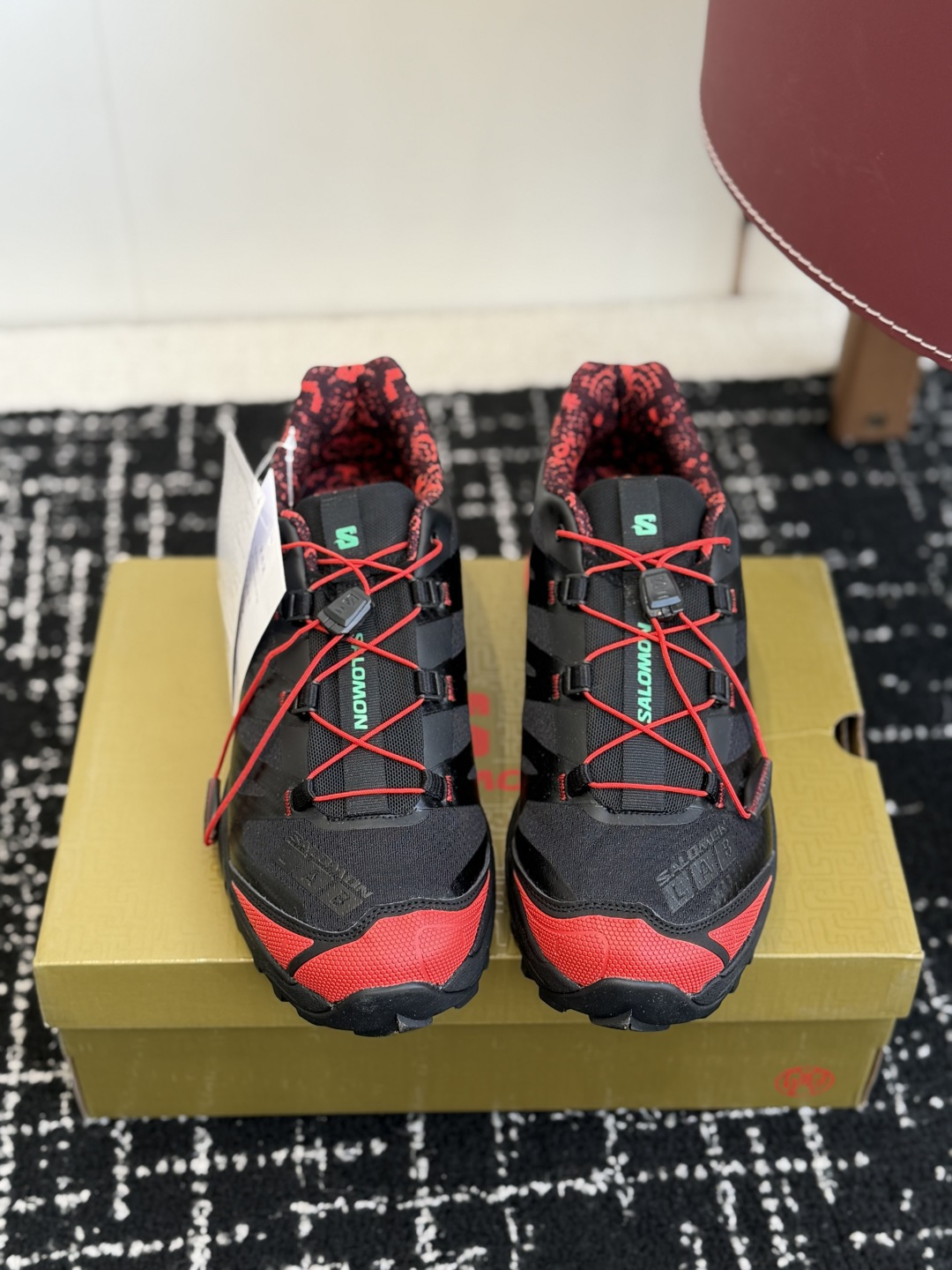 NO:723614,Dongguan purchasing agent grade Guan-made, original order Salomon MM6 second generation Salomon retro trendy outdoor functional mountaineering running shoes. Special order for pure original foreign trade platform. It took half a year to make a masterpiece. Full set of original cardboard last development. Original factory special mesh fabric support to ensure authenticity. Perfect presentation of version. Original file data. Exclusive private model five-layer combination outsole. Original Ortholite lightweight insole. Midsole cloth with stamped number. Original TPU lock.  Imported Hong Kong treasure blessing. The heel is naturally full and restores the company's wrapping. The upper is presented with a 'jagged' wrapping system. Various color embellishments are added under the base color. The company's latest technology and fashion-forward styling are integrated into a durable long-distance running style. The upper is made of TPU film and welded to high-wear-resistant mesh, making it both fashionable and sturdy. Supported by an ACS chassis to enhance stability and support, and an EVA cushioning midsole covered by rubber lugs Contragrip outsole.  Designed to cope with rugged terrain. The colorful Salomon label on the tongue, Quicklace system and additional branding on the toe, tongue and heel complete the details. Allowing the wearer to easily control any sports life scene outdoors and commuting. The seamless shoe body can be worn freely outdoors. It has both good looks and feel. It is absolutely eye-catching for commuting on the street. You deserve it. Size 36 36.5 37 38 38.5 39 40 40.5  41 42 42.5 43 44 44.5 45 46 47, casual shoes/sports shoes, masion margiela, sneakers19860909东莞代购级 莞产,原单 Salomon MM6二代萨洛蒙复古潮流户外机能登山跑鞋 纯原外贸平台特供订单 耗时半年巨作 全套原纸板楦头开发 原厂特供网布配套加持 确保原汁原味 完美呈现版型 原档数据独家私模五层组合大底原装Ortholite轻量化鞋垫 中底布带钢印编号 原厂TPU锁扣 进口港宝加持 后跟自然饱满 还原公司包裹性 鞋面以“锯齿”状的包裹系统呈现 在基色底之下加入了各种色点缀 将公司的最新技术和时尚前卫的造型融入耐用的长跑款式中 鞋面由 TPU 薄膜制成 并焊接在高耐磨网眼上 使其既时尚又坚固 由 ACS底盘支撑 可增强稳定性和支撑力 以及由橡胶凸耳 Contragrip外底覆盖的 EVA 缓冲中底 旨在应对崎岖的地形 鞋舌上的彩色Salomon 标签、Quicklace 系统以及鞋头、鞋舌和鞋跟上的附加品牌使细节更加完美 让穿着者可以轻松驾驭户外与通勤下的任何运动生活场景 无缝鞋身户外随意纵横 颜值与脚感兼备 出街通勤 绝对非常吸睛 你值得拥有 尺码36 36.5 37 38 38.5 39 40 40.5 41 42 42.5 43 44 44.5 45 46 47,休闲鞋/运动鞋,masion margiela,sneakers,Women's Shoes