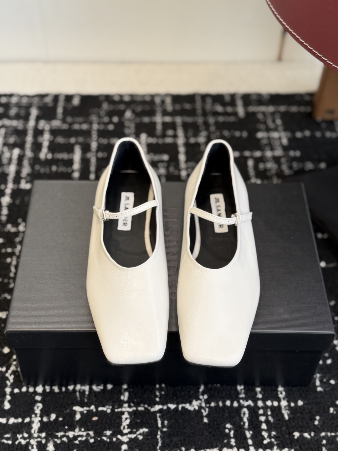 NO:723599,Purchasing agent grade JILSANDER 26ss new spring and summer square-toe Mary Jane shoes, authentic purchase, perfect replica of the one-to-one method, classic line design, a versatile summer item. Loved by Internet celebrity bloggers and ladies, various praises on social platforms, very popular, high texture, breathable and super comfortable. Upper, imported lambskin, lining sheepskin, outsole, genuine leather.  Size35-40 (40 orders are not returnable), single shoes, jil sander, mary jane, sheepskin, Leather soles19860909代购级 JILSANDER 26ss 春夏新品 方头玛丽珍 单鞋 正品购入 完美复刻一比一做法、经典的线条设计、炒鸡百搭的一款夏季单品 网红博主小姐姐们的挚爱,社交平台的各种夸赞,人气超高质感透气超级舒适 鞋面 进口小羊皮 内里羊皮 大底真皮大底 Size35-40（40订做不退换）,单鞋,jil sander,mary jane,sheepskin,Leather soles,Women's Shoes