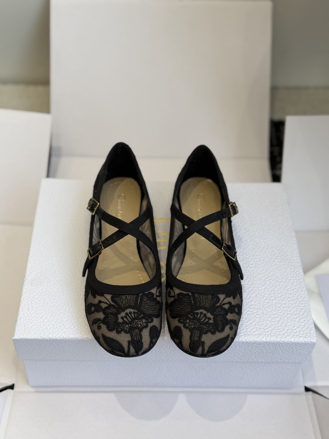 NO:723594,Purchasing-grade Dior 25ss cross-strap glitter flat Mary Jane shoes. Cross-strap Mary Jane shoes are designed with a flat sole. The toe is a rounded toe shape. The strap is equipped with an adjustable metal buckle, taking into account the retro feel and fit.  The shoe style continues Dior's classic elegant ballet shoe style, which is retro and exquisite. The white model is fresh and fairy, the gold model is noble and luxurious, and the silver model is cool and eye-catching. The three colors can be adapted to different wearing styles and scenes. Upper Glitter, lining cowhide leather outsole, genuine leather outsole, increased by 1cm Size35-42 (40, 41, 42 sizes are customized and non-returnable), ballet shoes, dior, dior, mary jane, cowhide, Leather soles19860909代购级 Dior 25ss 交叉绑带闪粉平底玛丽珍鞋单鞋 交叉绑带玛丽珍鞋版型,搭配平底设计,鞋头是圆润的圆头造型,绑带处配有可调节金属扣,兼顾复古感与穿着贴合度. 鞋型延续了迪奥经典的优雅芭蕾鞋风格,复古又精致.白色款清新仙气,金色款贵气奢华,银色款冷艳亮眼,三款色调可适配不同穿搭风格与场景. 鞋面格利特 内里牛皮 大底真皮大底 增高1cm Size35-42（40 41 42码定制不退换）,芭蕾舞鞋,dior,dior,mary jane,cowhide,Leather soles,Women's Shoes