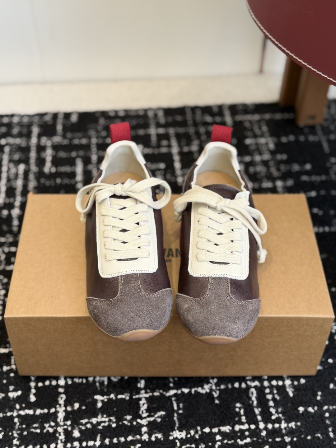 Alexander Wang UMAWANG首次推出的系带德训鞋，快艾特你家的那位一起穿起来秀恩爱吧