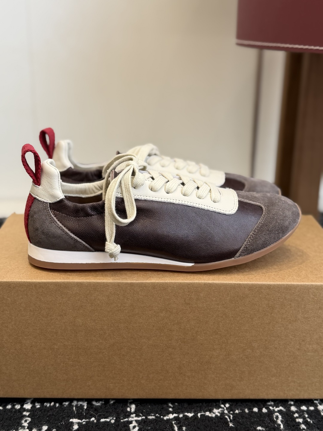 Alexander Wang UMAWANG首次推出的系带德训鞋，快艾特你家的那位一起穿起来秀恩爱吧