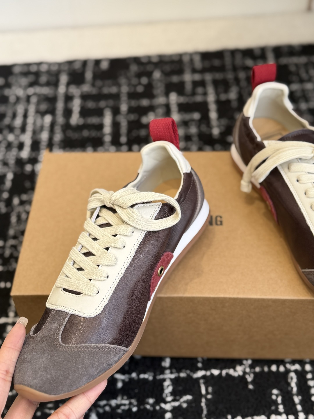 Alexander Wang UMAWANG首次推出的系带德训鞋，快艾特你家的那位一起穿起来秀恩爱吧