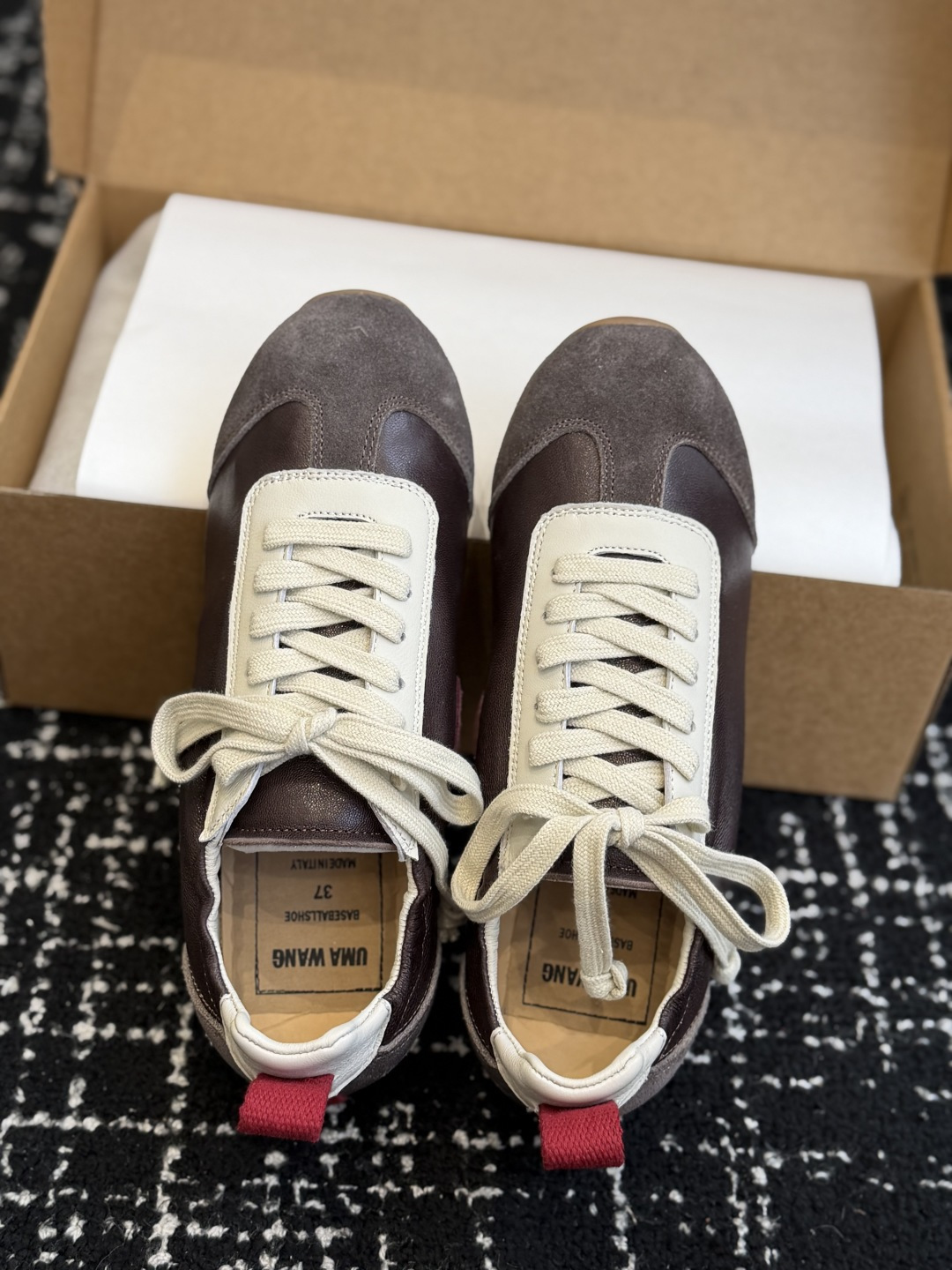 Alexander Wang UMAWANG首次推出的系带德训鞋，快艾特你家的那位一起穿起来秀恩爱吧