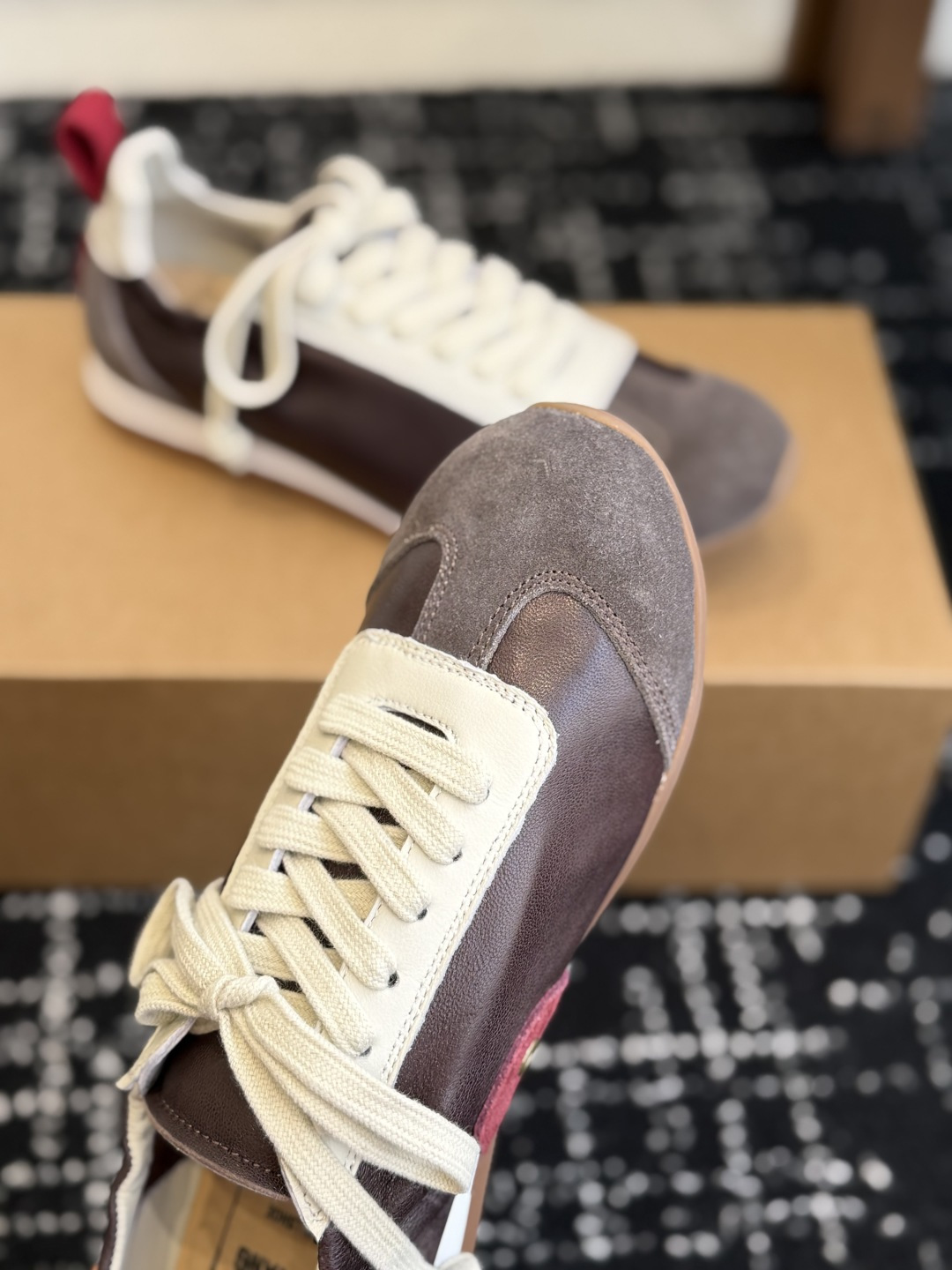 Alexander Wang UMAWANG首次推出的系带德训鞋，快艾特你家的那位一起穿起来秀恩爱吧
