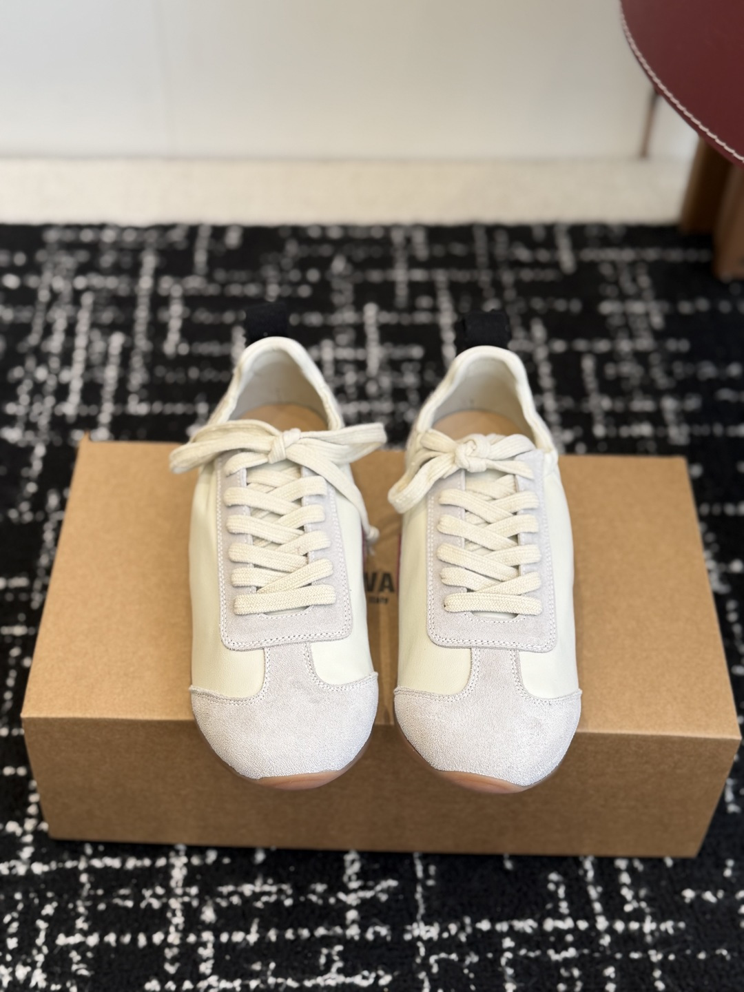 Alexander Wang UMAWANG首次推出的系带德训鞋，快艾特你家的那位一起穿起来秀恩爱吧