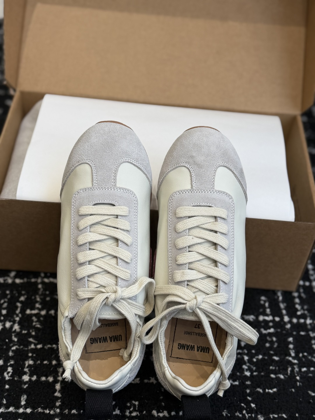 Alexander Wang UMAWANG首次推出的系带德训鞋，快艾特你家的那位一起穿起来秀恩爱吧