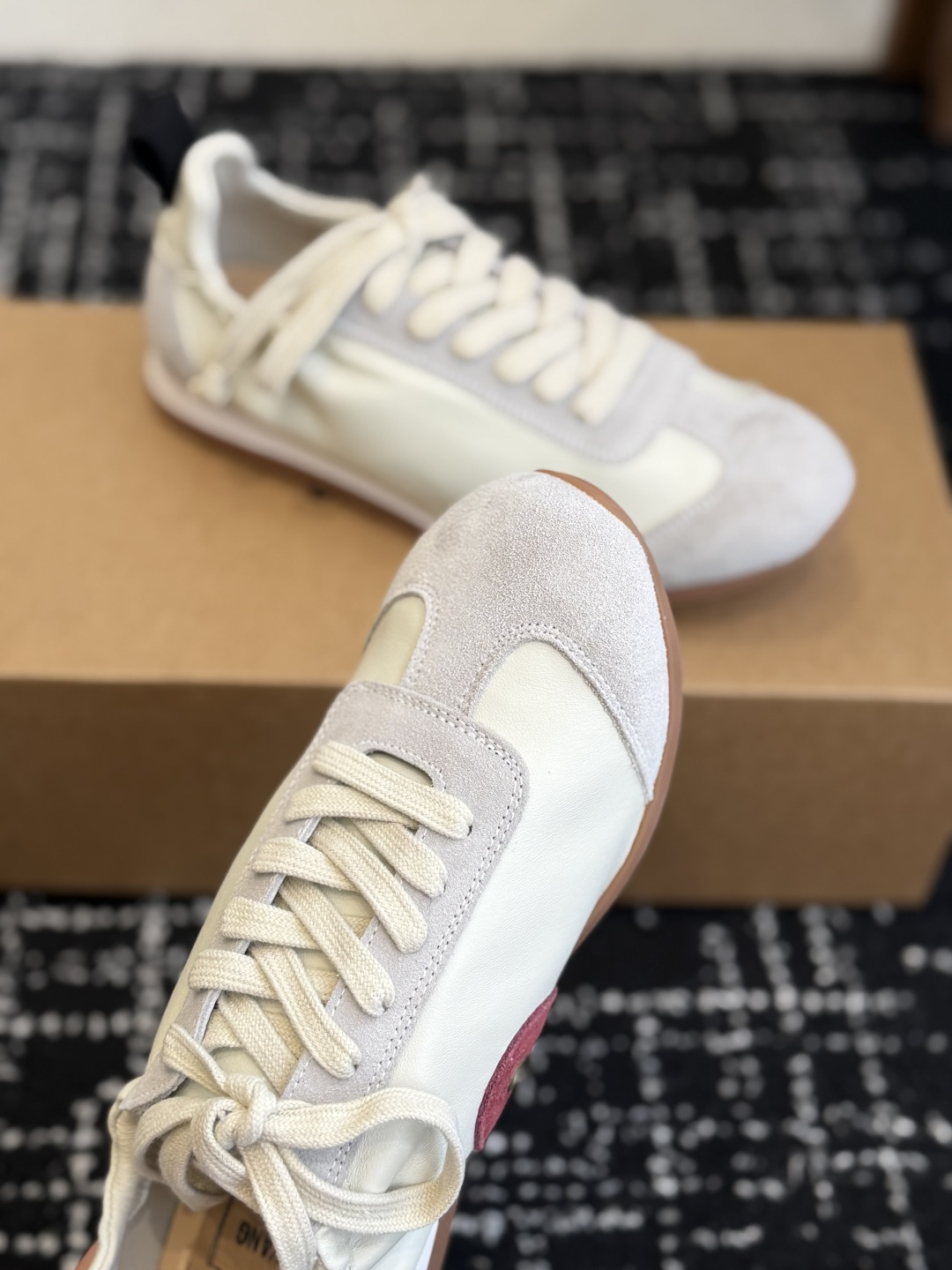 Alexander Wang UMAWANG首次推出的系带德训鞋，快艾特你家的那位一起穿起来秀恩爱吧