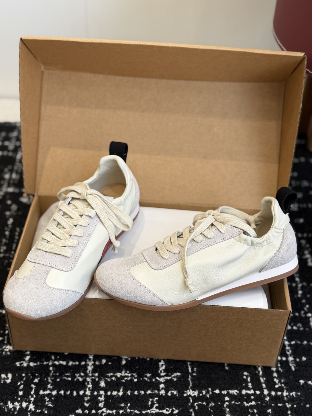 Alexander Wang UMAWANG首次推出的系带德训鞋，快艾特你家的那位一起穿起来秀恩爱吧