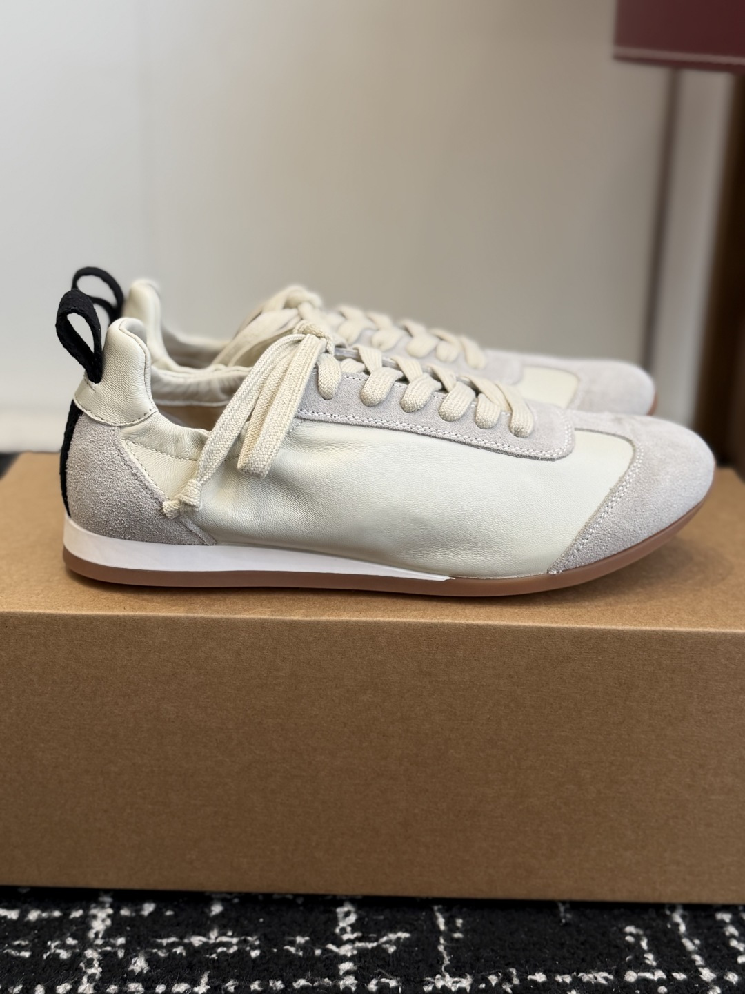 Alexander Wang UMAWANG首次推出的系带德训鞋，快艾特你家的那位一起穿起来秀恩爱吧