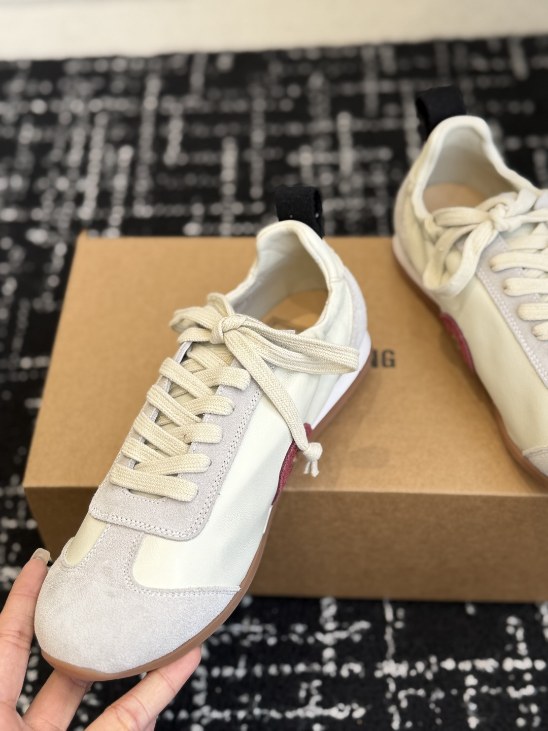 Alexander Wang UMAWANG首次推出的系带德训鞋，快艾特你家的那位一起穿起来秀恩爱吧