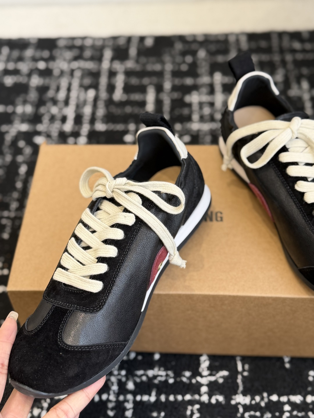 Alexander Wang UMAWANG首次推出的系带德训鞋，快艾特你家的那位一起穿起来秀恩爱吧
