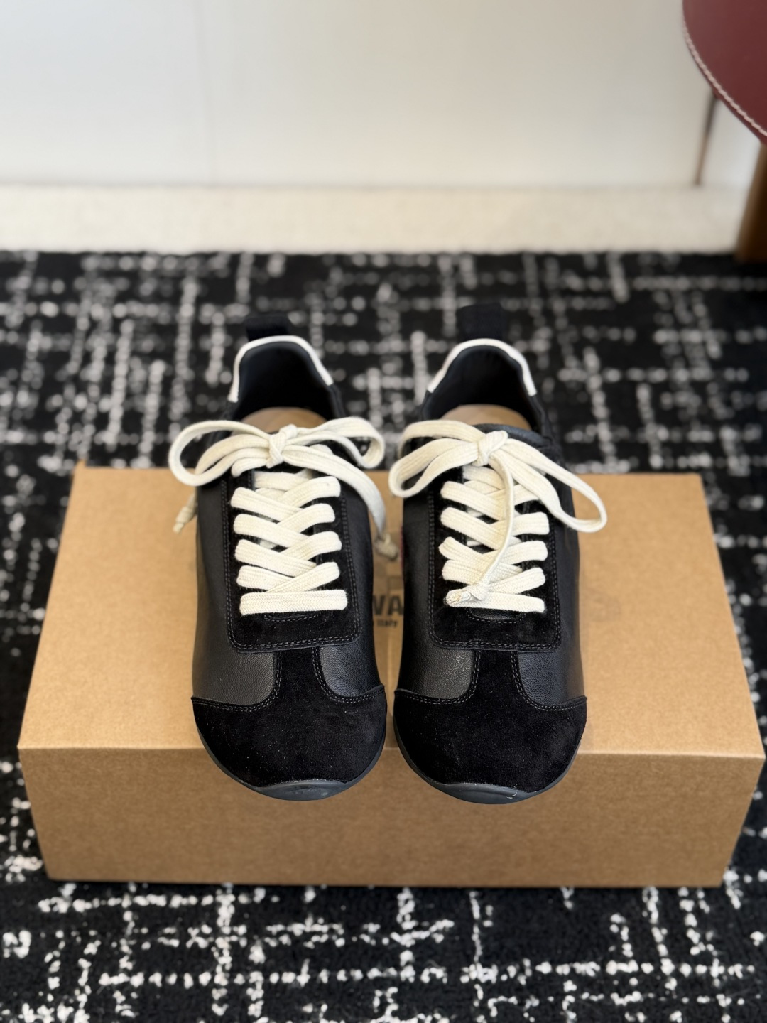 NO:723589,Purchasing agent UMAWANG's first lace-up moral training shoes are the same style for men and women. Come and show off your love by wearing them together. It has the comfort and retro feel, making it truly a versatile shoe!  Perfect with leather jackets, autumn coats, and windbreakers!  Isn’t the Korean drama atmosphere here all of a sudden~ The first wave of spring and summer welfare wool, give me a good grip. It has more accent than ordinary white shoes, not a street vendor!  Not a copycat model!  It’s the top version that even the counters will ask you for a link to!  At the same time, its feel on the feet really subverts imagination and is very easy to wear!  So soft!  Extremely versatile!  This pair of shoes is definitely far ahead, I have to say!  UMAWANG is still awesome!  !  It’s okay to be good-looking!  The foot feel is even better!  !  Retro T-shaped shoes, you don't have to worry about squeezing your feet. The toe line is clean and neat, very durable, and not easy to open. It is casual and healing, and it can be paired with jeans and skirts. It is full of energy and the effect is very nice. The suede washed cowhide stitching on the upper is very layered, and the heel has an elastic design. It is available in daily colors, unlike the sports shoes with large prints of uma in the past.  This time, they are more like a pair of shoes that can be worn daily. They are low-key and durable. The first feeling when you step on them is that they are soft. The soles are very elastic, but they will not collapse. They are very comfortable. The breathable red three eyelets on the side of the shoes make it possible to walk 20,000 steps in summer without getting sweaty!  !  My feet feel fresh and refreshed throughout the whole process, and I no longer have to worry about the embarrassment of taking off my shoes!  !  If you like Dexun shoes, but are looking for a pair that is 'not available everywhere', this pair may be just right~ The sheepskin lining ensures excellent breathability and does not cover your feet in summer. The 1.cm thick latex pad inside is soft when you step on it and does not deform no matter how you jump. It is no problem for shopping, walking and running around. The Eva rubber outsole is soft and resistant to twists and turns, with a soft and waxy texture that rebounds and is light like a cloud. The wavy anti-slip texture on the bottom increases friction.  Don’t be afraid of doing splits on rainy days, the gravel road will be as smooth as walking on the ground!  !  Make walking safer. -Material information-fabric, suede, washed cowhide, lining, insole, imported sheepskin, rubber outsole, size female 35-40, male 40-45 (40 female, 45 male, custom made, non-refundable), casual shoes/sports shoes, sneakers, skirts, jeans, leather jacket, cowhide, sheepskin, chamois leather19860909代购级 UMAWANG首次推出的系带德训鞋,男女同款,快艾特你家的那位一起穿起来秀恩爱吧 舒适度复古感都有啦,真正做到一鞋百搭！搭配皮衣、秋衣、风衣任何都完美适配！ 韩剧氛围感这不一下子就来了吗～ 春夏款第一波福利羊毛 给我狠狠薅住 比普通小白鞋更有腔调,不是地摊货！不是山寨款！是专柜看了都要问你要链接的顶配版！ 同时它的脚感真的颠覆想象巨好穿！巨软！巨百搭！这双鞋绝对是遥遥领先, 不得不说！UMAWANG还是牛！！ 颜值高的可以！脚感更是分的好！！ 复古的T字鞋型,你完全不用担心挤脚的问题. 鞋头的走线干净利落,非常耐穿,不容易开线. 随性又治愈搭配牛仔裤、裙子别提多绝了 穿它一整个活力满满拿捏住了,效果就很nice 鞋面麂皮水洗牛皮拼接处理很有层次感,鞋后跟有松紧设计, 日常的配色,不像以往uma大片印花的运动鞋, 这次更像一双日常也可穿搭的鞋子,低调、耐看 踩上去的第一感觉是软,鞋底很有弹性,但又不会塌,舒适度满分. 鞋侧透气红色三眼孔, 夏天穿暴走两万步都不闷汗！！ 脚丫子全程清清爽爽,再也不怕脱鞋尴尬了谁懂！！ 如果你喜欢德训鞋,但又在找一双“不是随处可见的款式”,这双可能会刚好~ 羊皮内里保证了绝佳的透气性,夏天也不捂脚 内里1.厘米厚的乳胶垫, 踩上去那叫一个软乎,怎么蹦跶都不变形. 逛街遛弯暴走没问题 Eva橡胶大底,柔软度好耐曲折,软糯质感云朵般回弹轻盈感,底部波浪防滑纹理增加摩擦力, 下雨天不怕劈叉,石子路如履平地！！ 让行走更安全. -材质信息-面料麂皮水洗牛皮 内里鞋垫进口羊皮 大底橡胶大底 Size女35-40 男40-45（女40 男45订做不退换）,休闲鞋/运动鞋,sneakers,skirts,jeans,leather jacket,cowhide,sheepskin,chamois leather,Women's Shoes