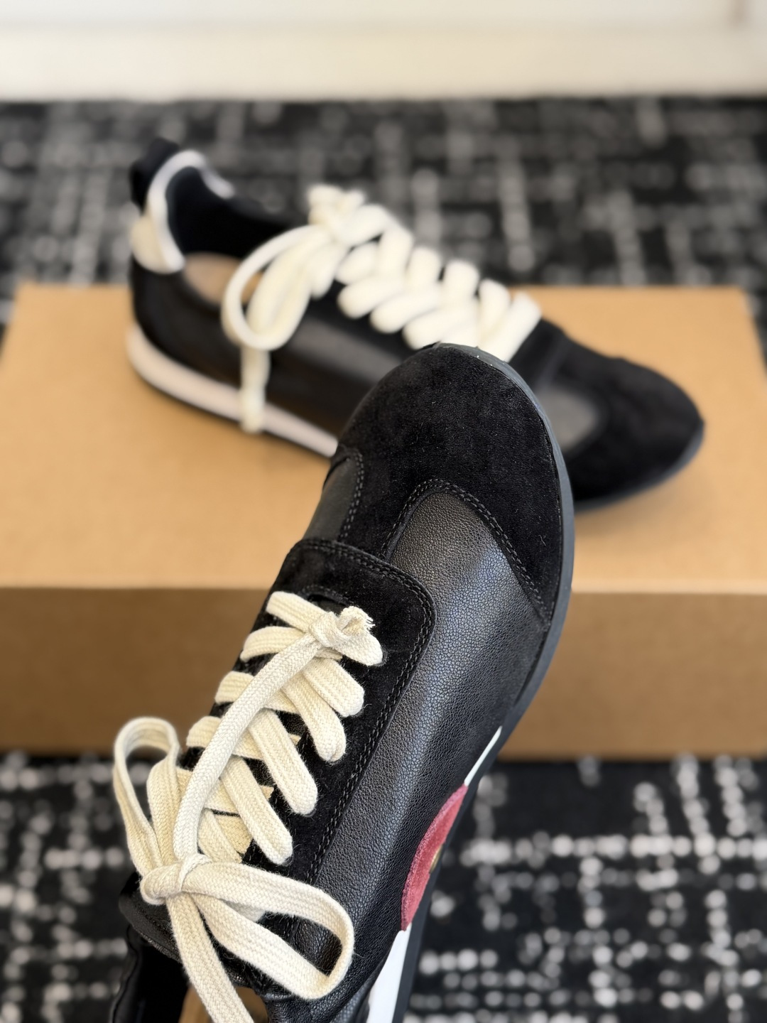 Alexander Wang UMAWANG首次推出的系带德训鞋，快艾特你家的那位一起穿起来秀恩爱吧